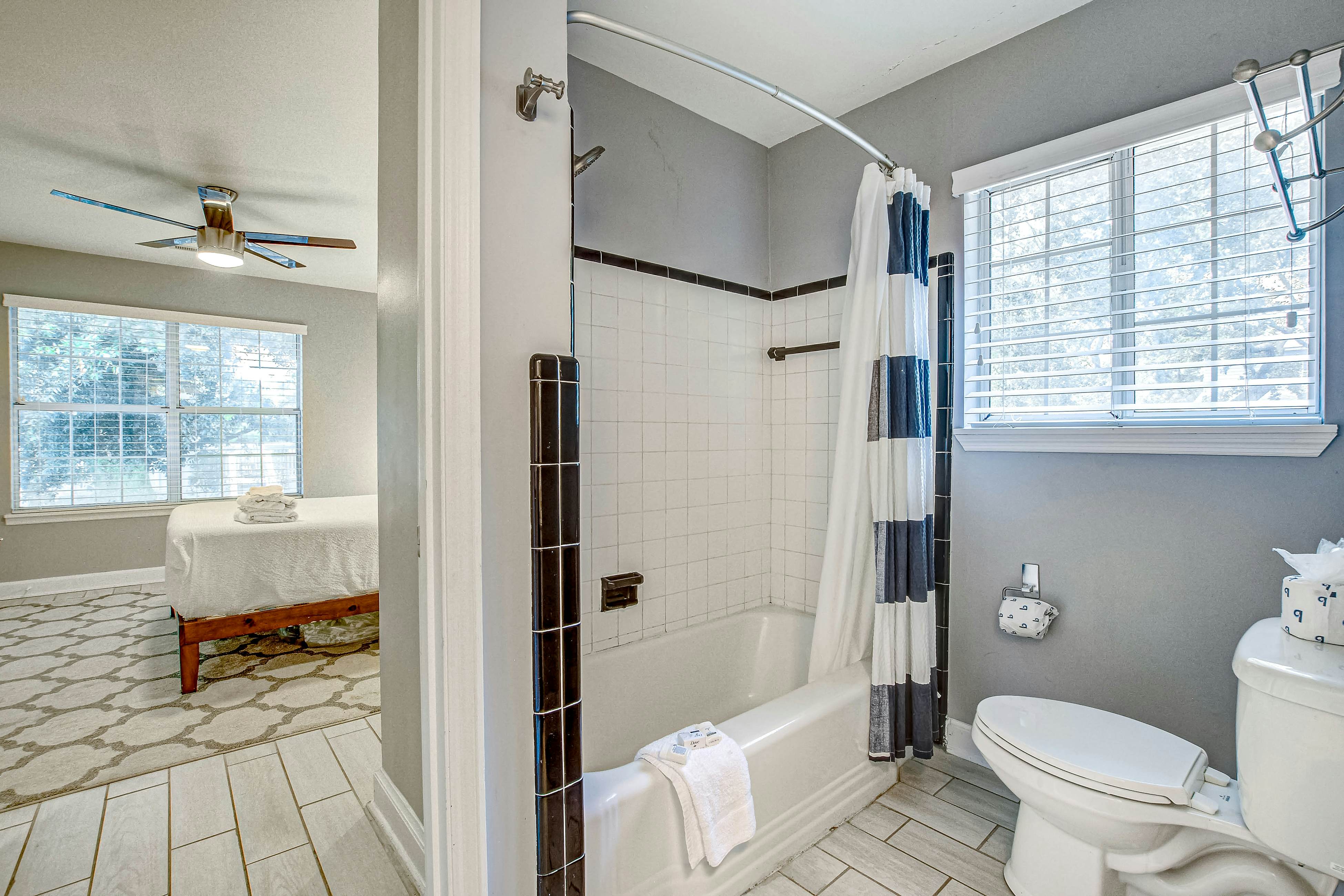 Large, dog-friendly retreat - walking distance to beach with a grill & decks