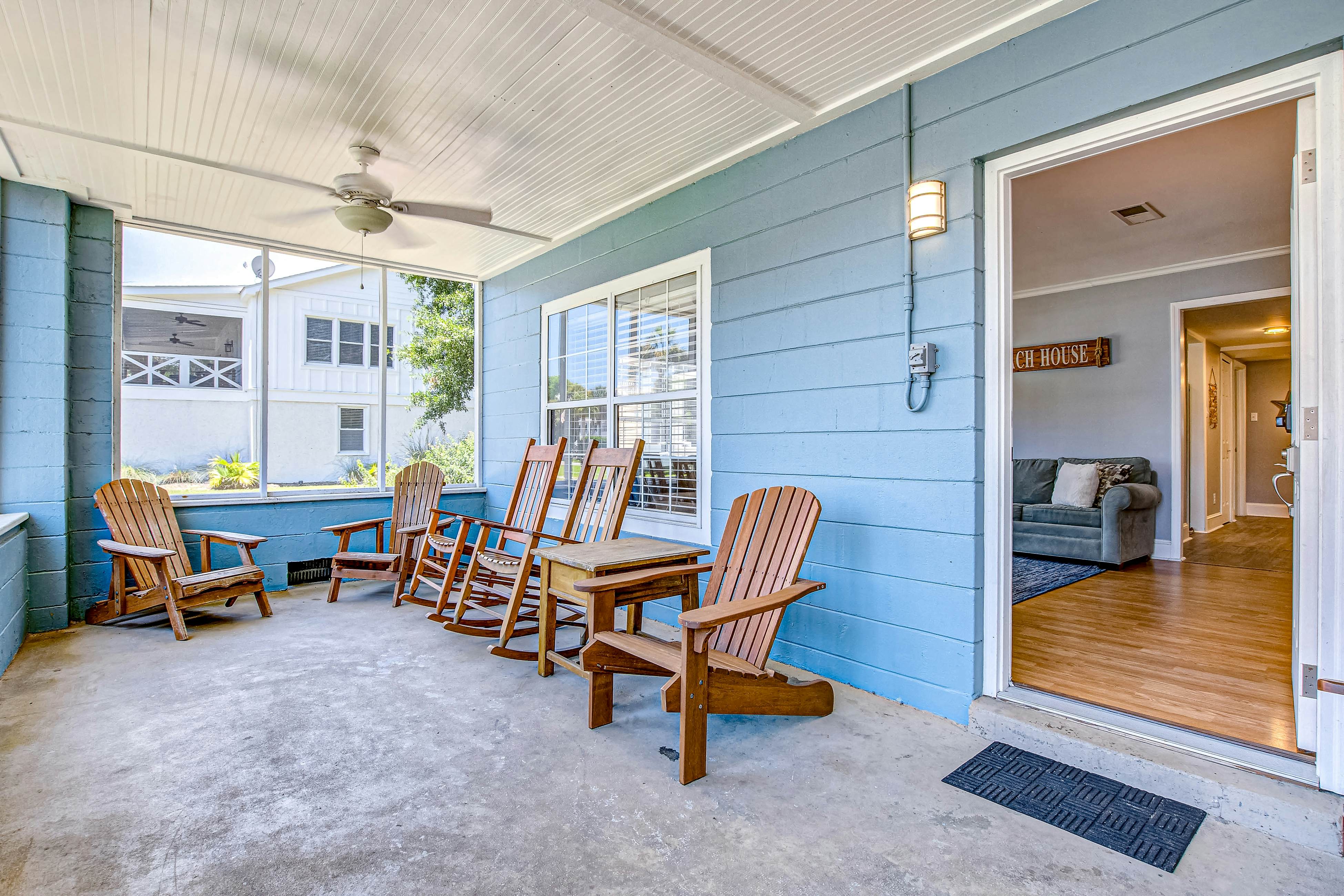 Large, dog-friendly retreat - walking distance to beach with a grill & decks