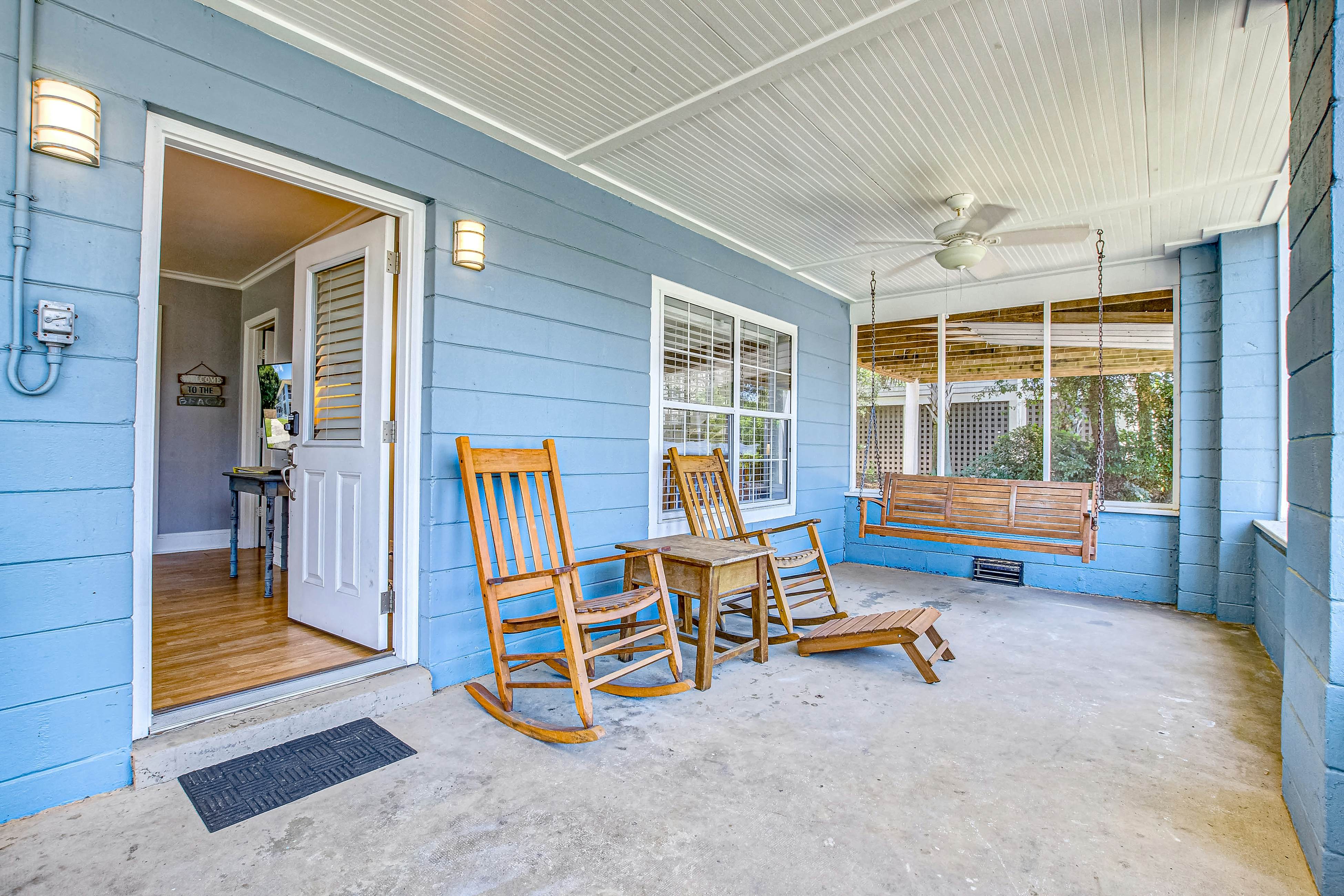 Large, dog-friendly retreat - walking distance to beach with a grill & decks