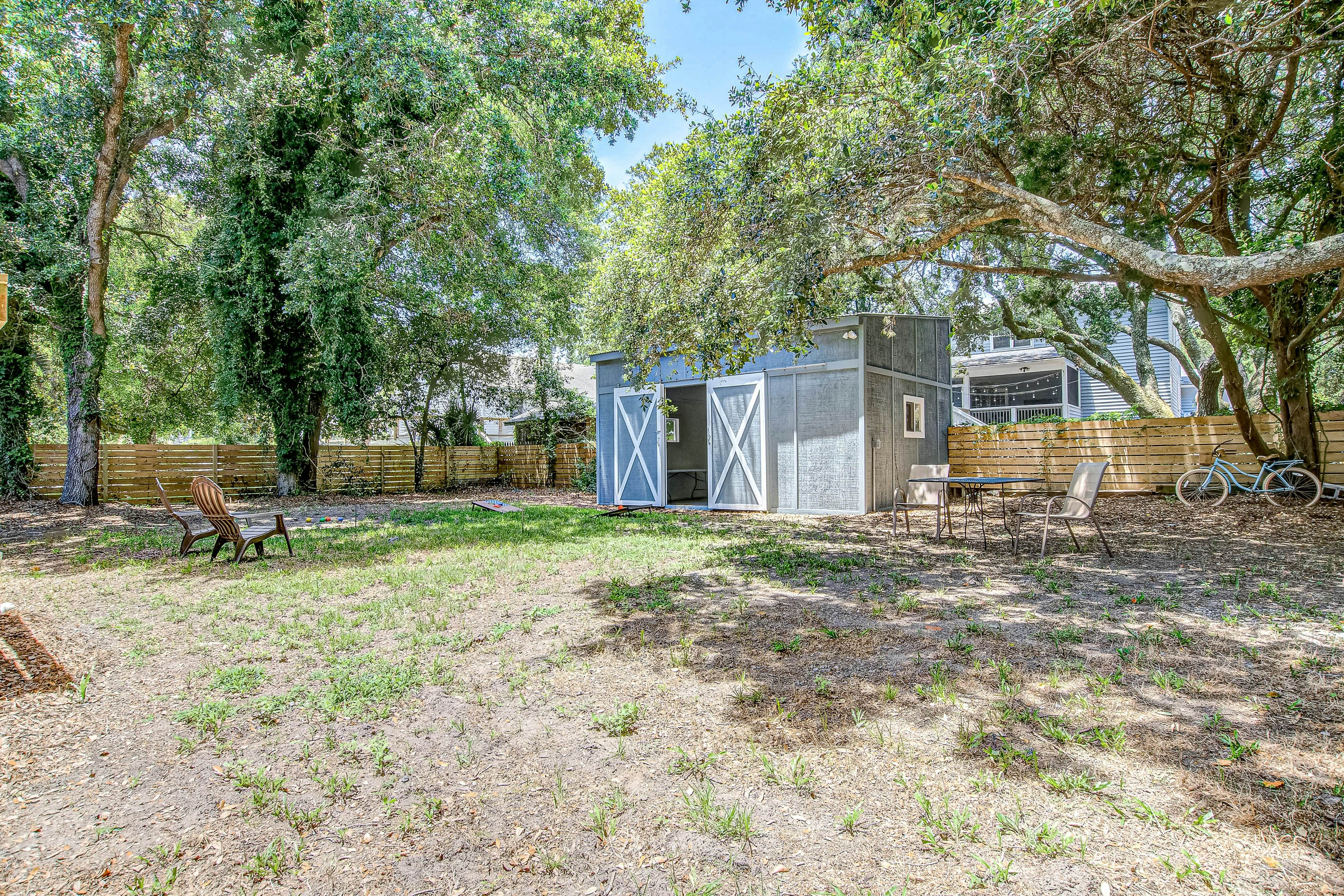 Large, dog-friendly retreat - walking distance to beach with a grill & decks