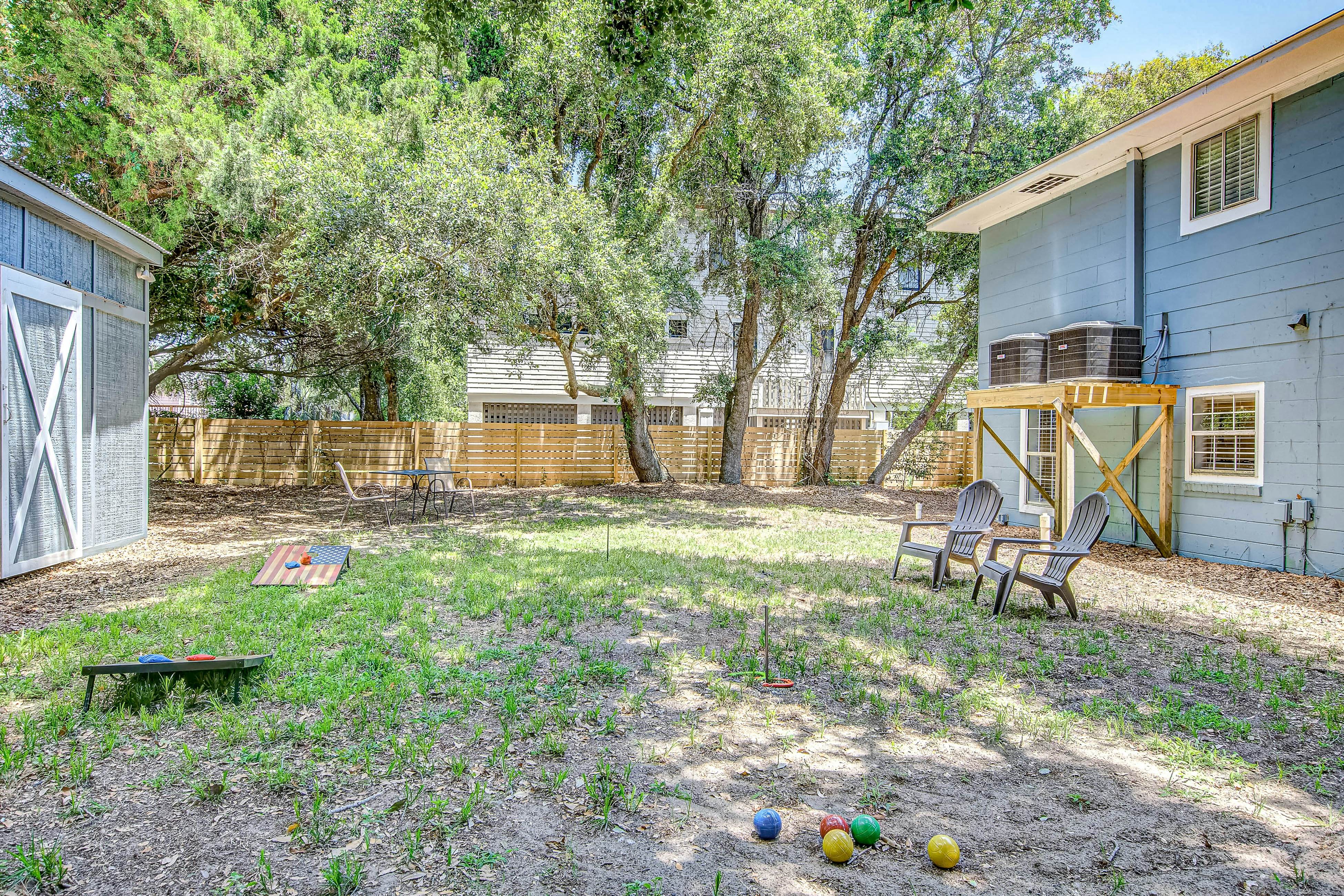Large, dog-friendly retreat - walking distance to beach with a grill & decks