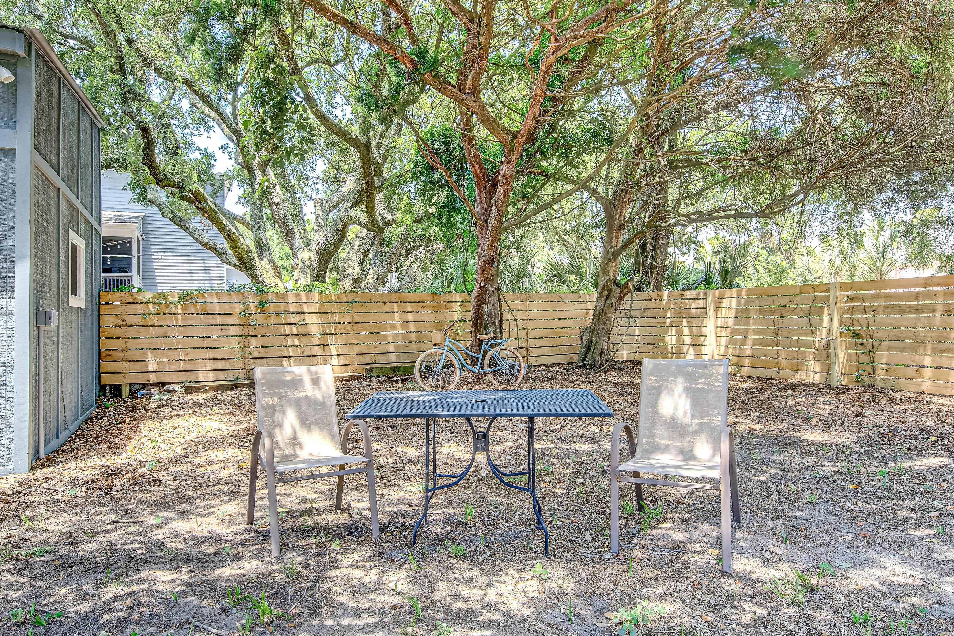 Large, dog-friendly retreat - walking distance to beach with a grill & decks