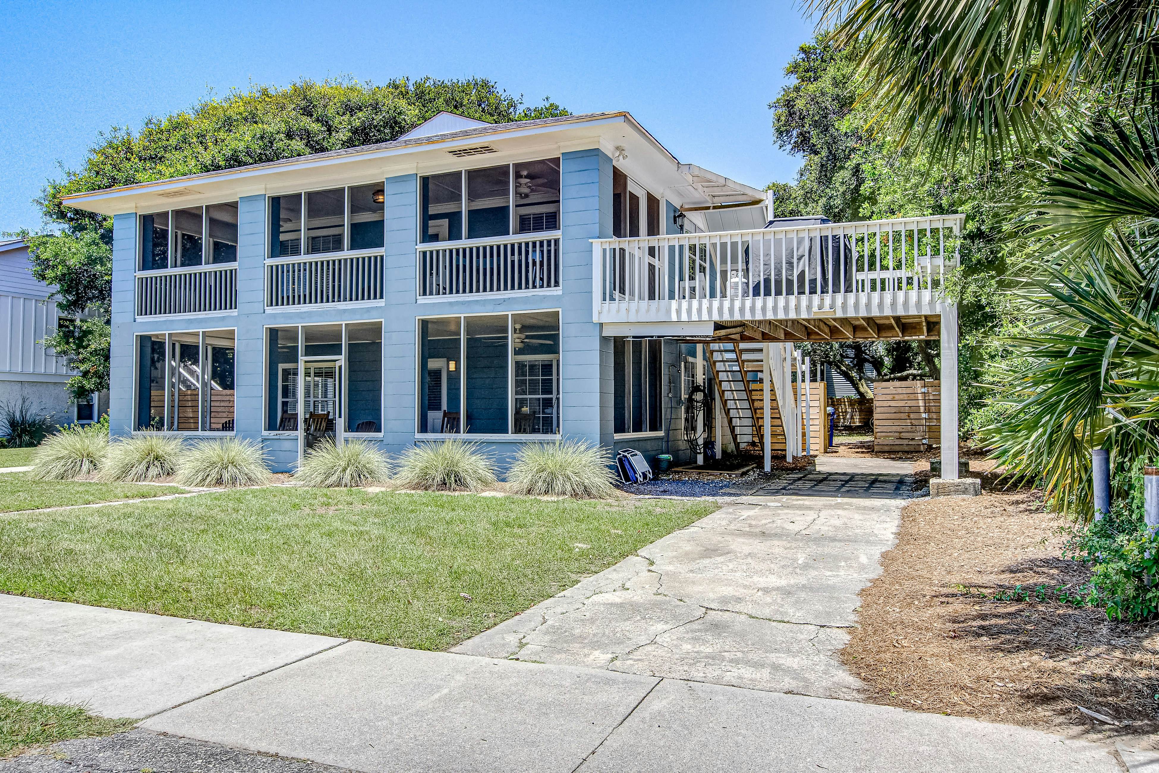 Large, dog-friendly retreat - walking distance to beach with a grill & decks