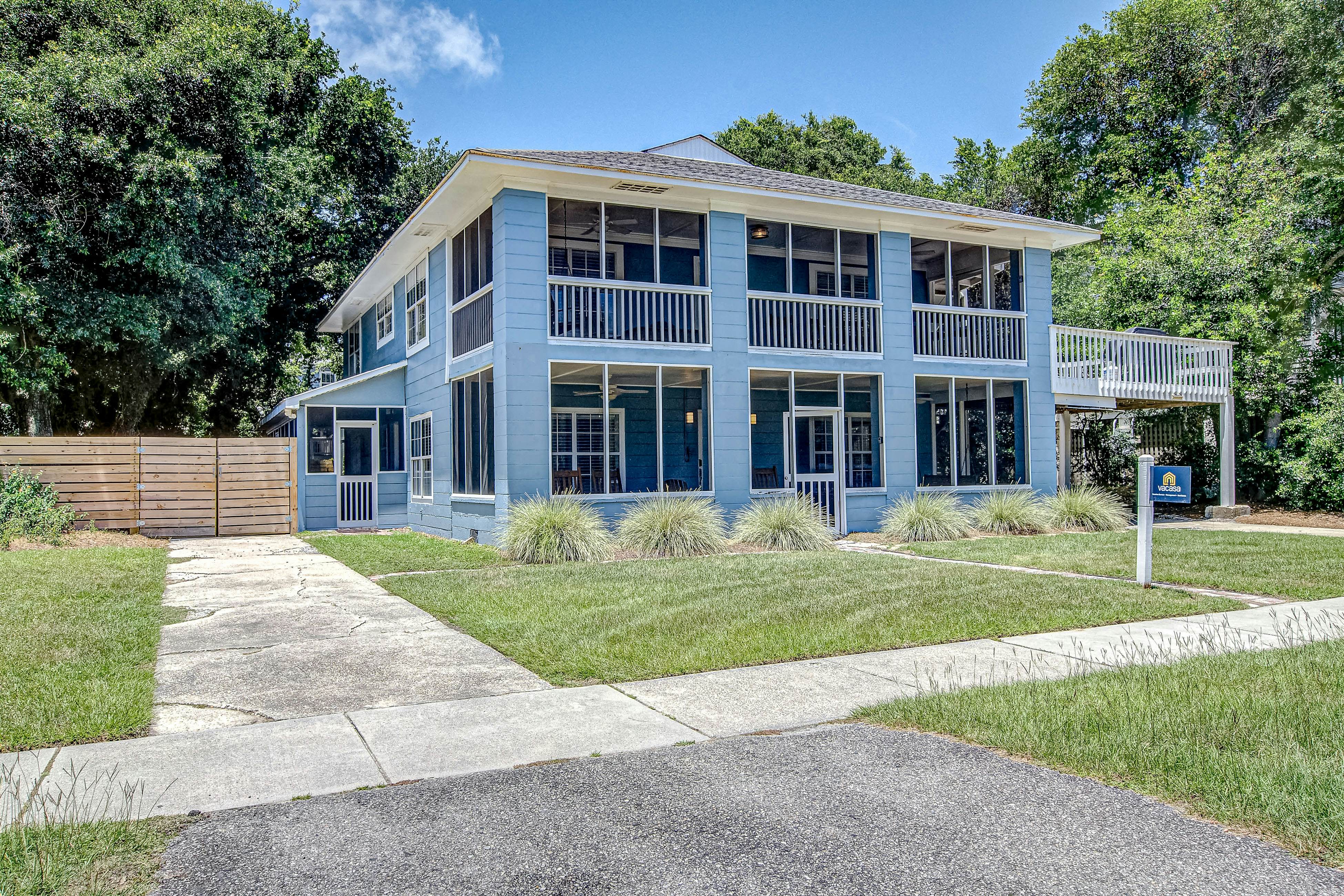 Large, dog-friendly retreat - walking distance to beach with a grill & decks