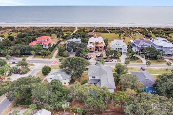Convenient dog-friendly retreat steps from the beach with grill & screened porch