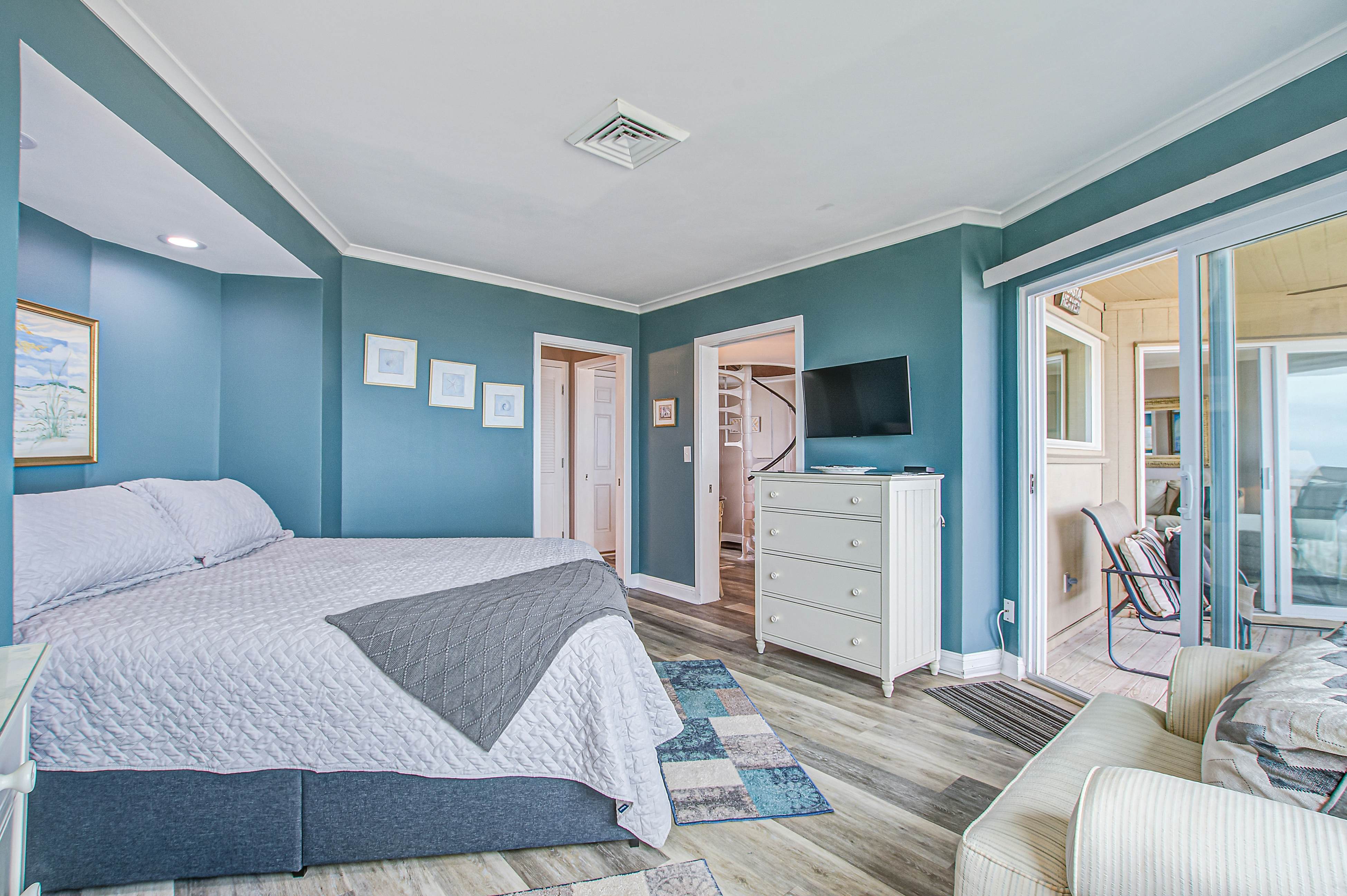 Top floor oceanfront condo w/ocean and beach views from every room & shared pool