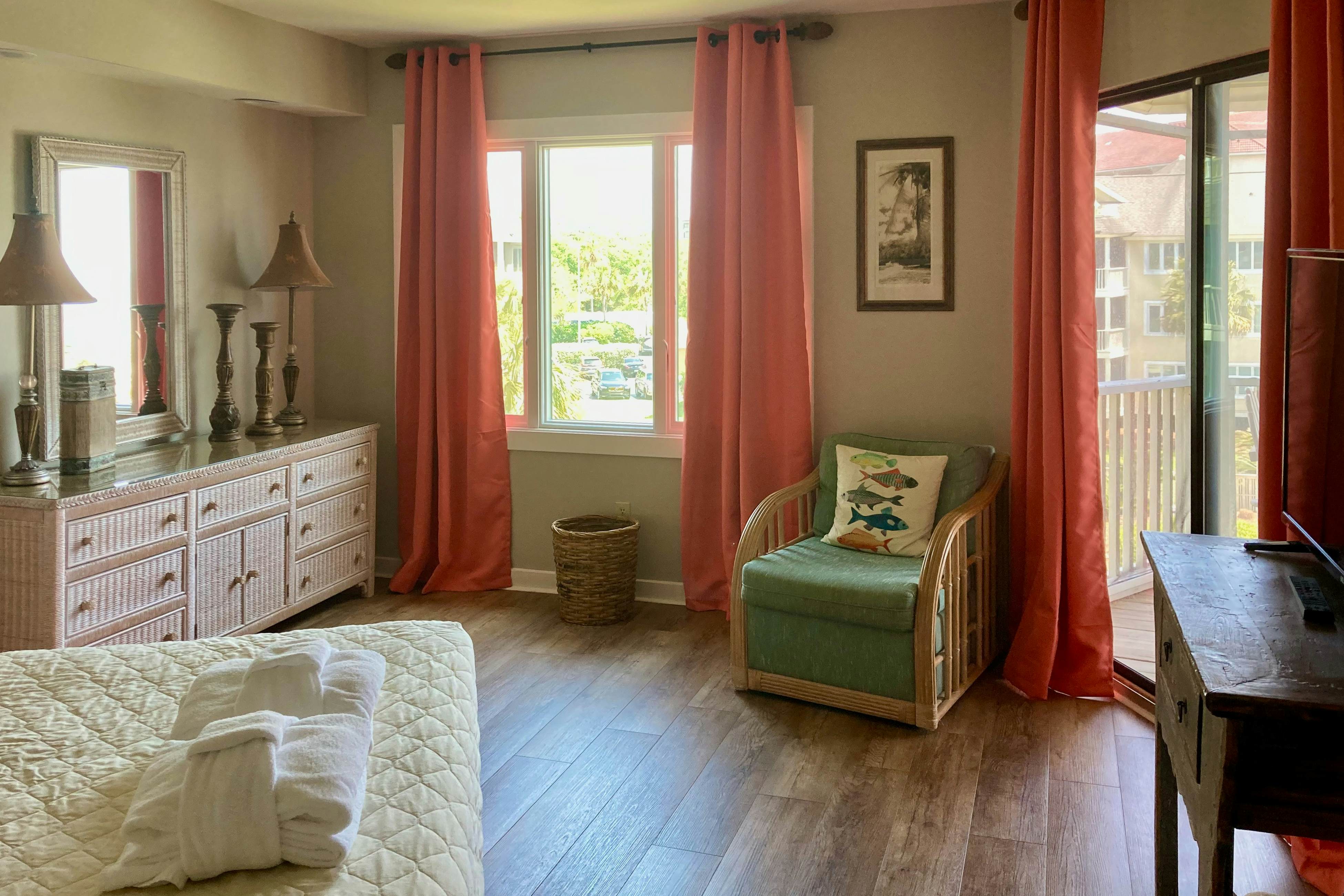 Lovely top floor villa in Wild Dunes with partial ocean views, pool, & W/D