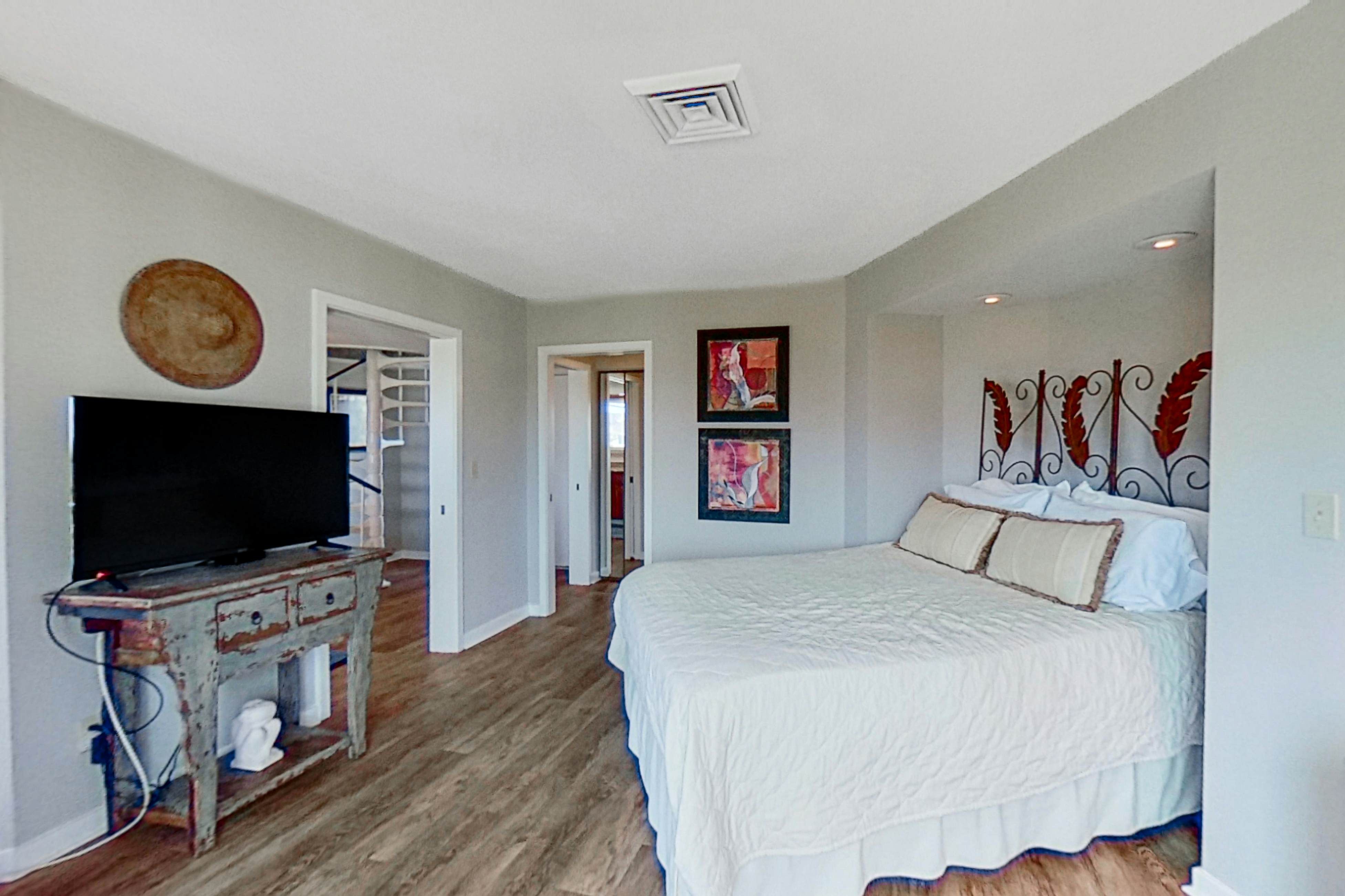 Lovely top floor villa in Wild Dunes with partial ocean views, pool, & W/D