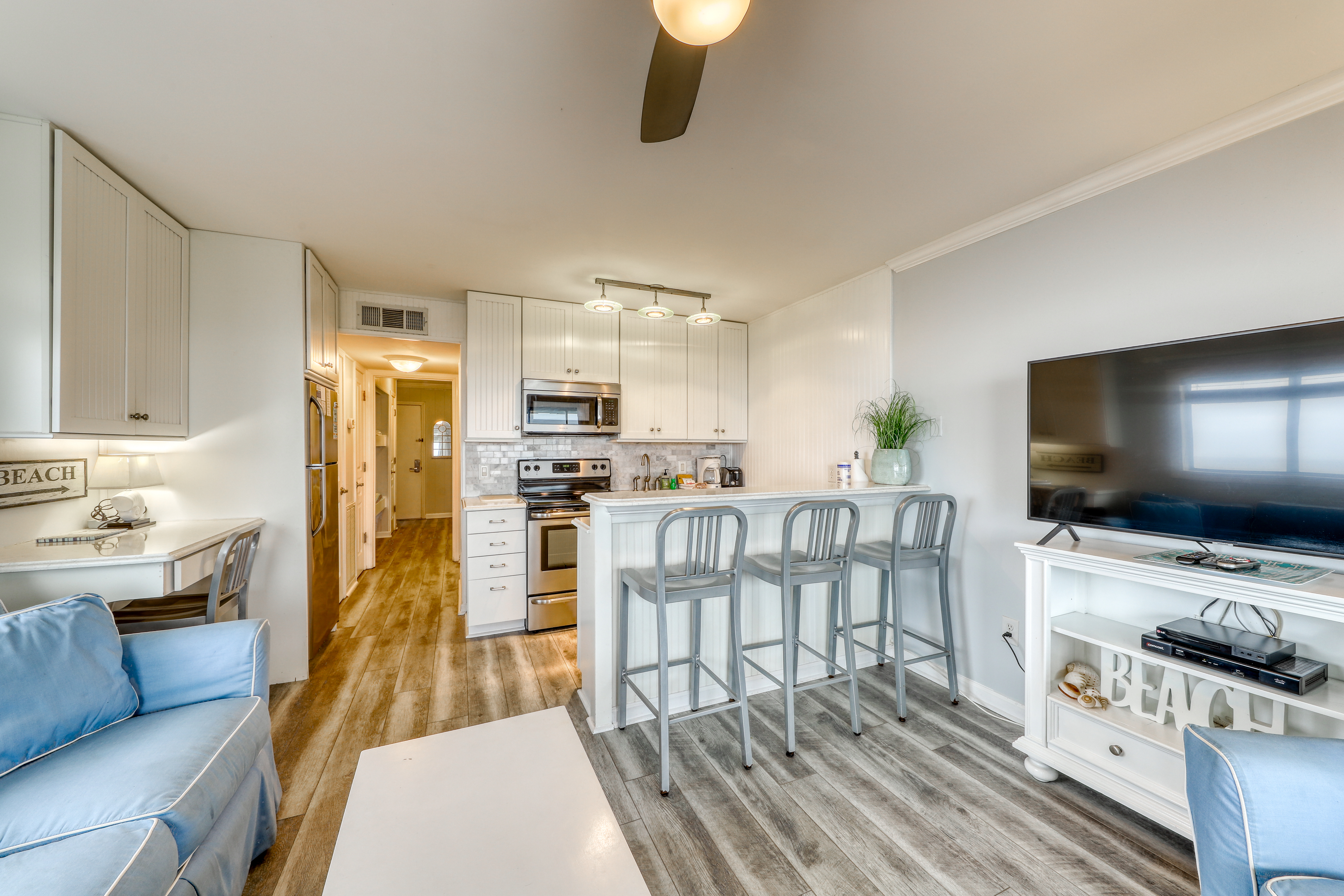 Oceanfront corner condo w/ spectacular view & shared pool/fishing pier