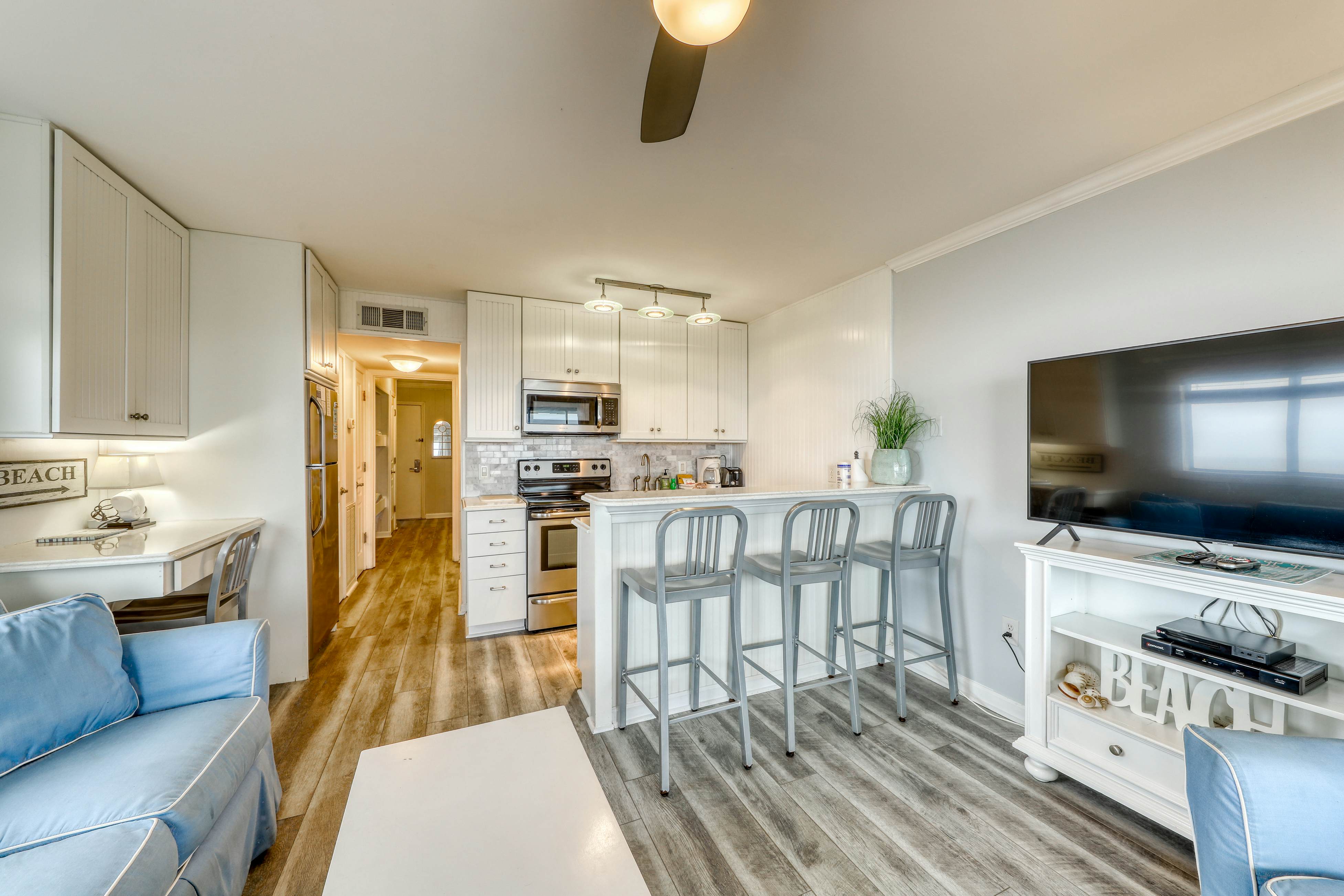 Oceanfront corner condo w/ spectacular view & shared pool/fishing pier