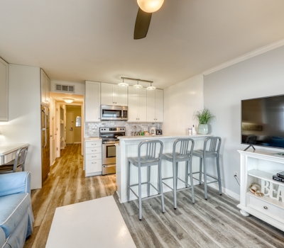 Oceanfront corner condo w/ spectacular view & shared pool/fishing pier