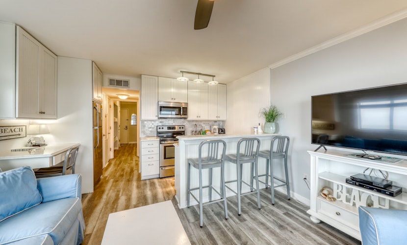 Oceanfront corner condo w/ spectacular view & shared pool/fishing pier