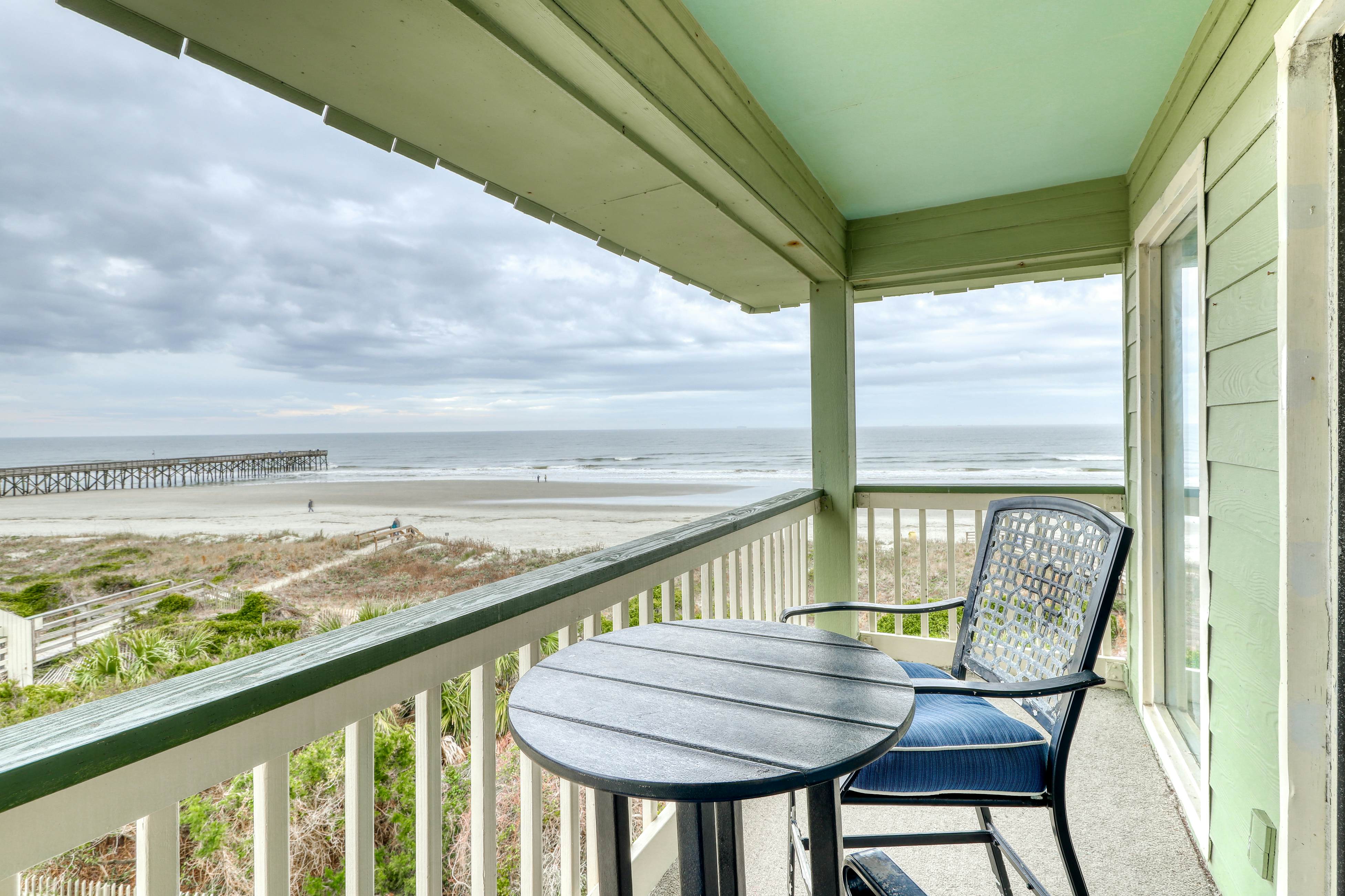 Oceanfront corner condo w/ spectacular view & shared pool/fishing pier