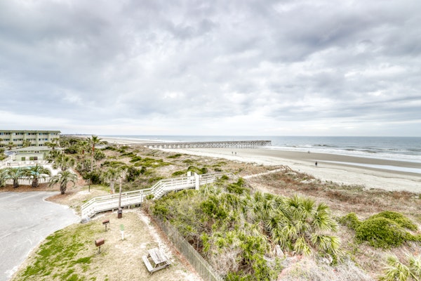 Oceanfront corner condo w/ spectacular view & shared pool/fishing pier
