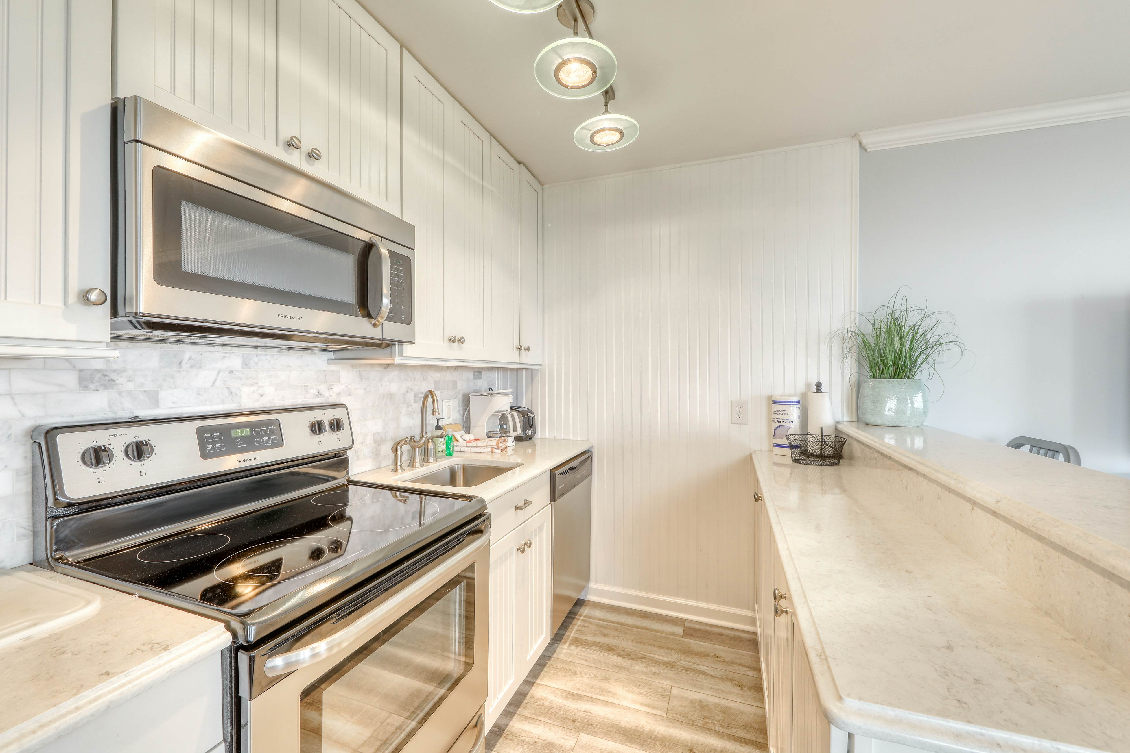 Oceanfront corner condo w/ spectacular view & shared pool/fishing pier