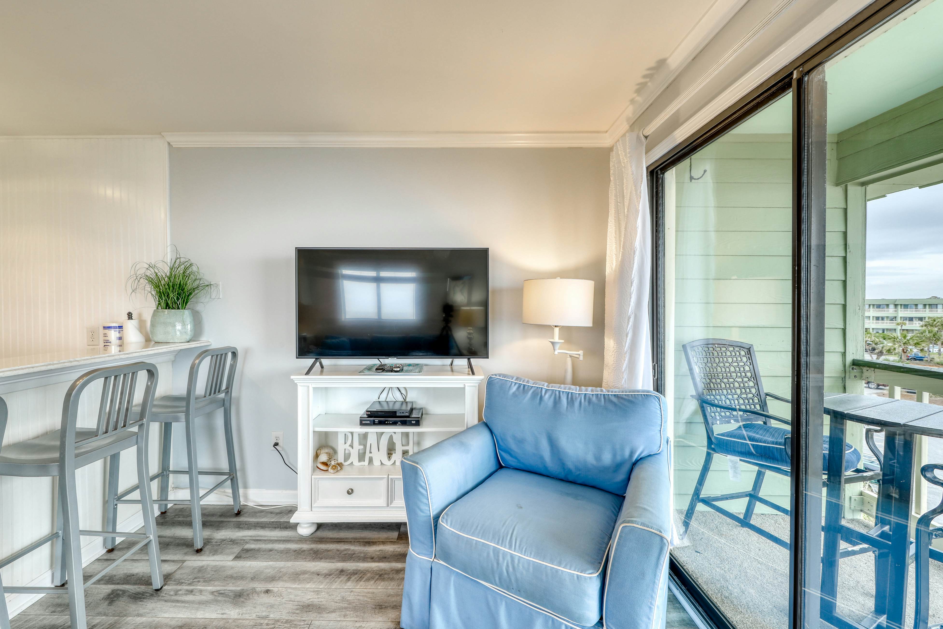 Oceanfront corner condo w/ spectacular view & shared pool/fishing pier