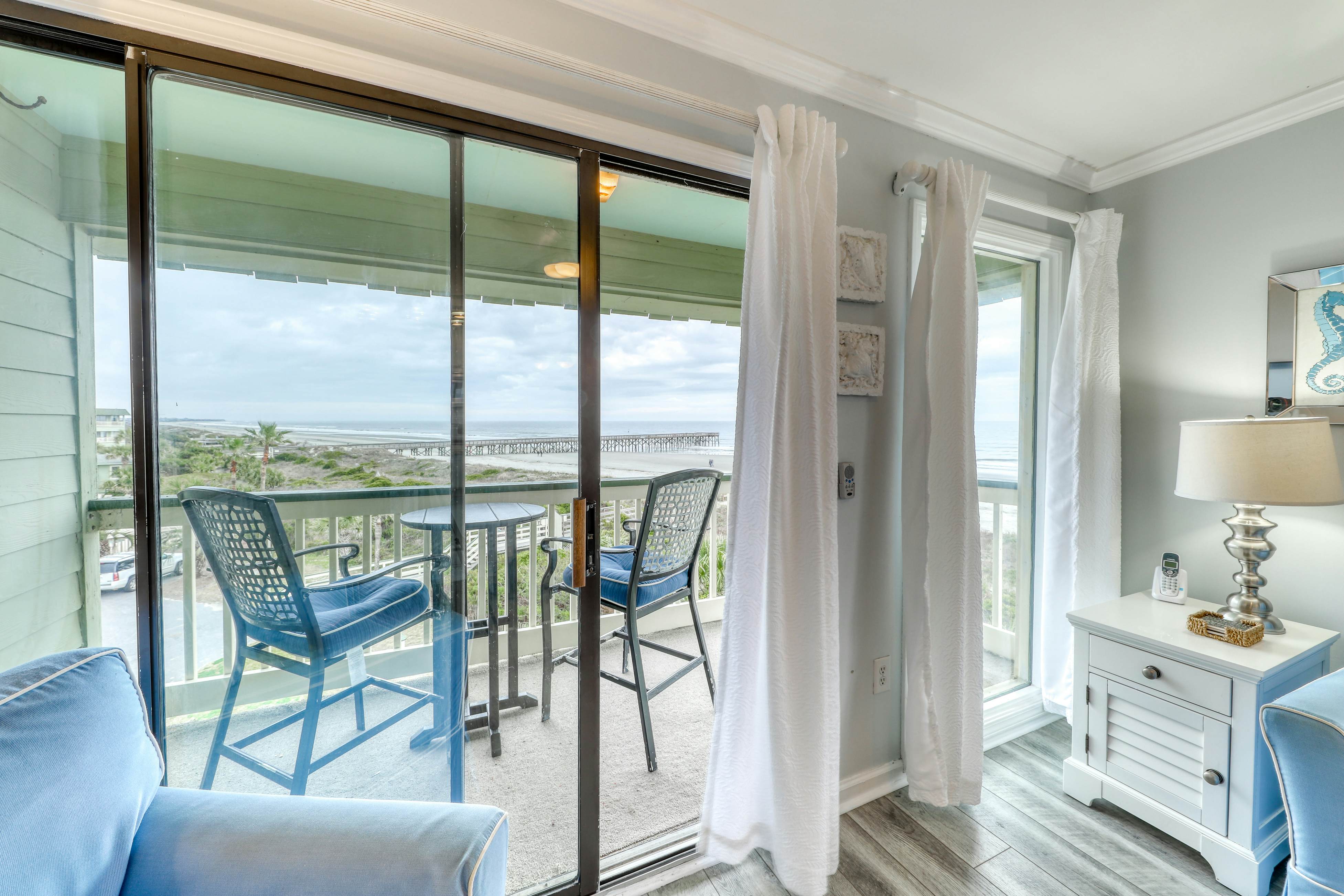 Oceanfront corner condo w/ spectacular view & shared pool/fishing pier