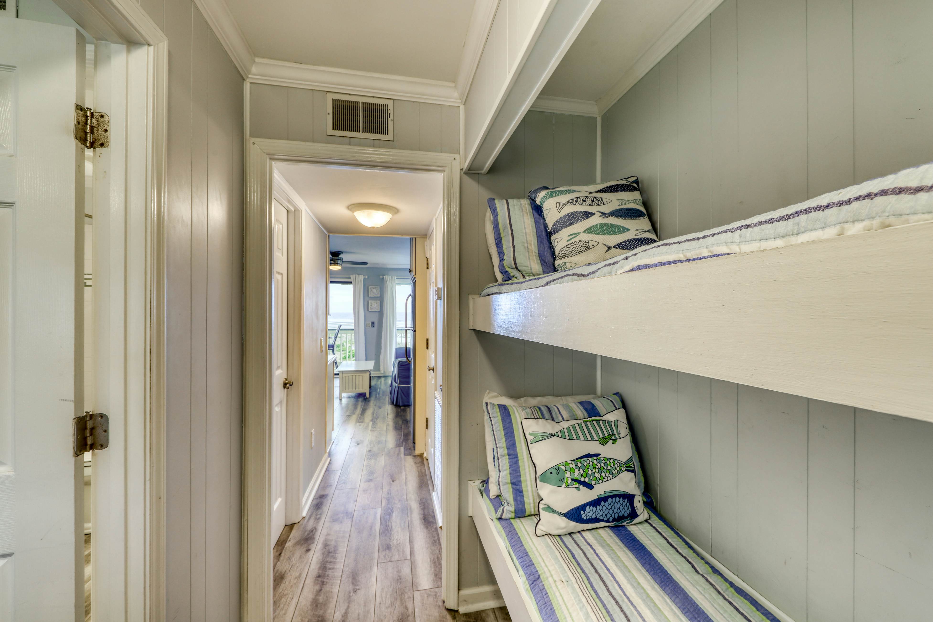 Oceanfront corner condo w/ spectacular view & shared pool/fishing pier