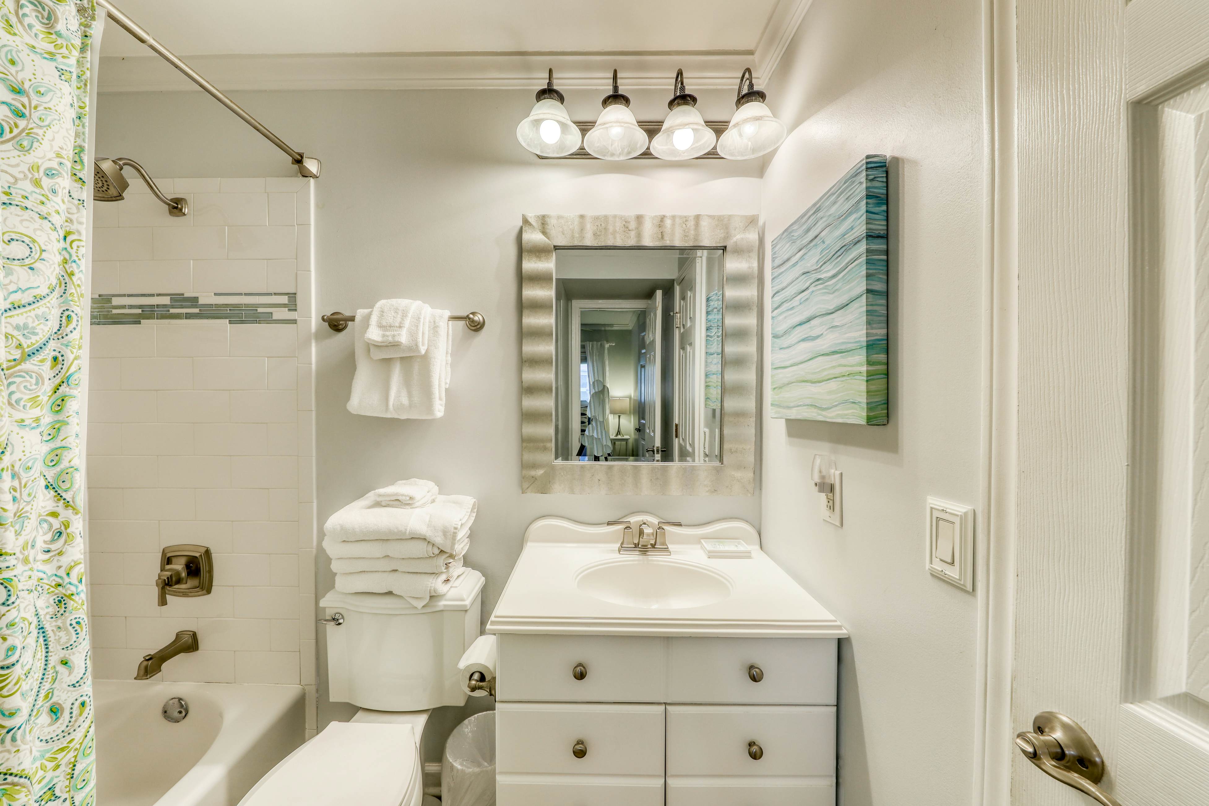 Oceanfront corner condo w/ spectacular view & shared pool/fishing pier