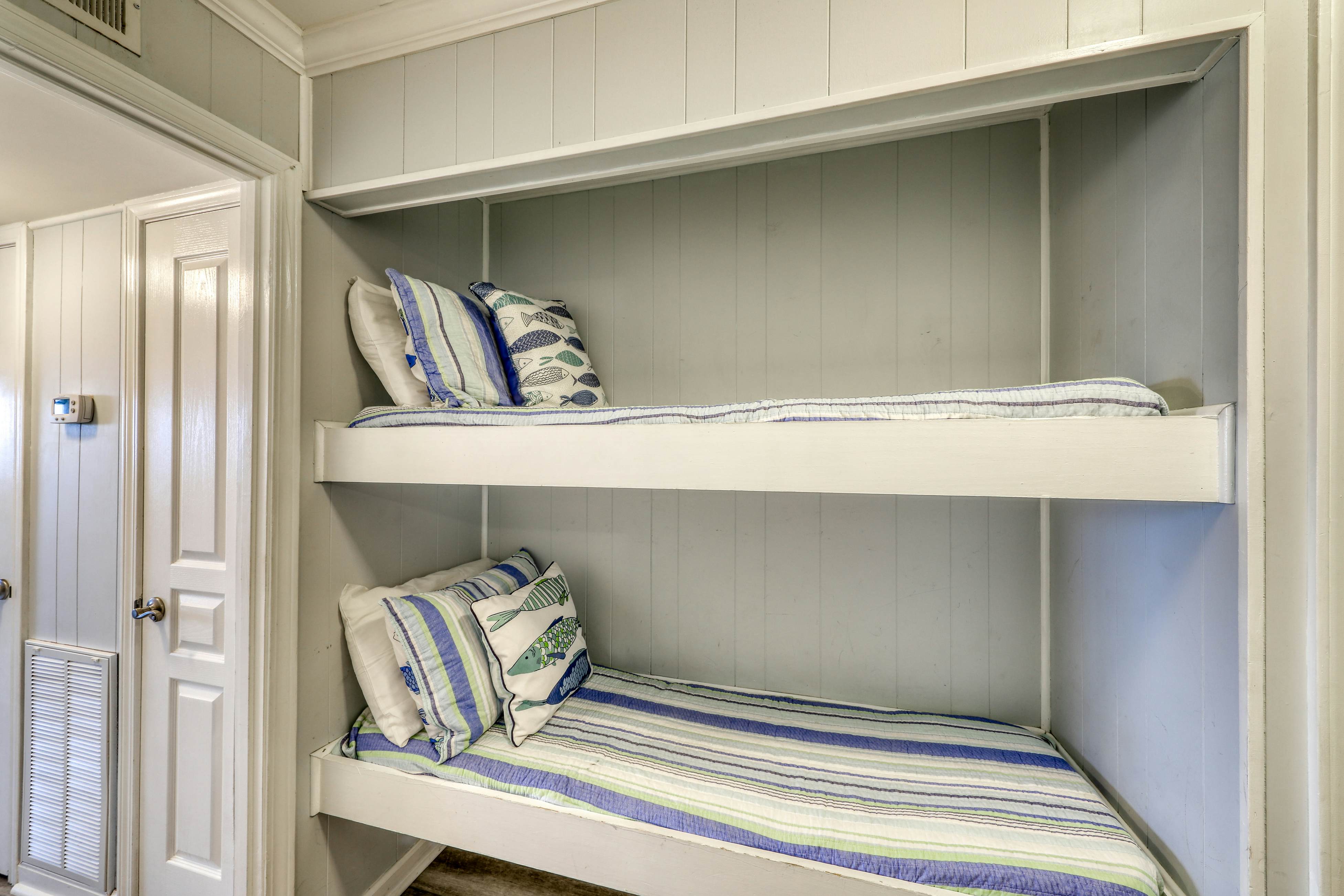 Oceanfront corner condo w/ spectacular view & shared pool/fishing pier