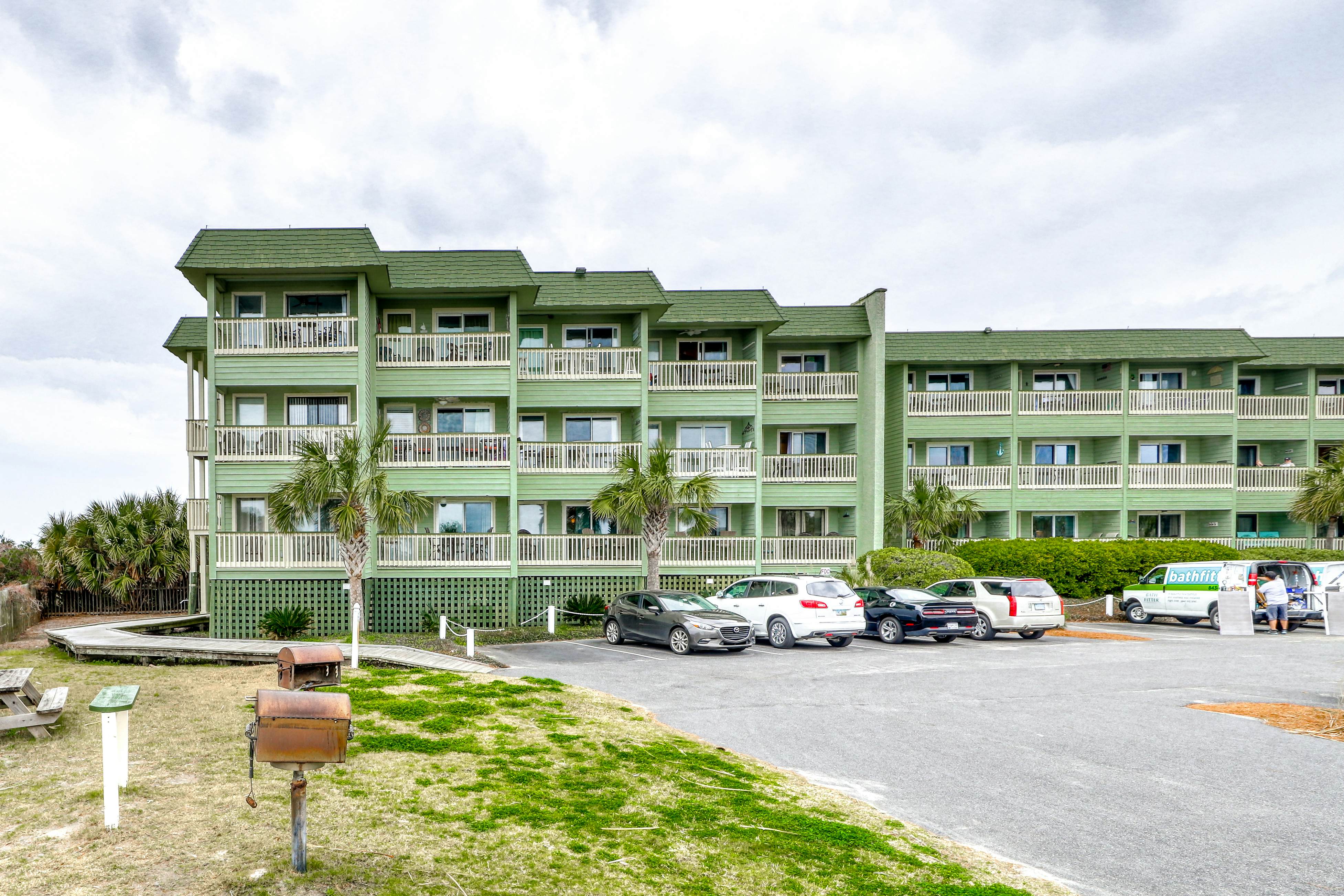 Oceanfront corner condo w/ spectacular view & shared pool/fishing pier