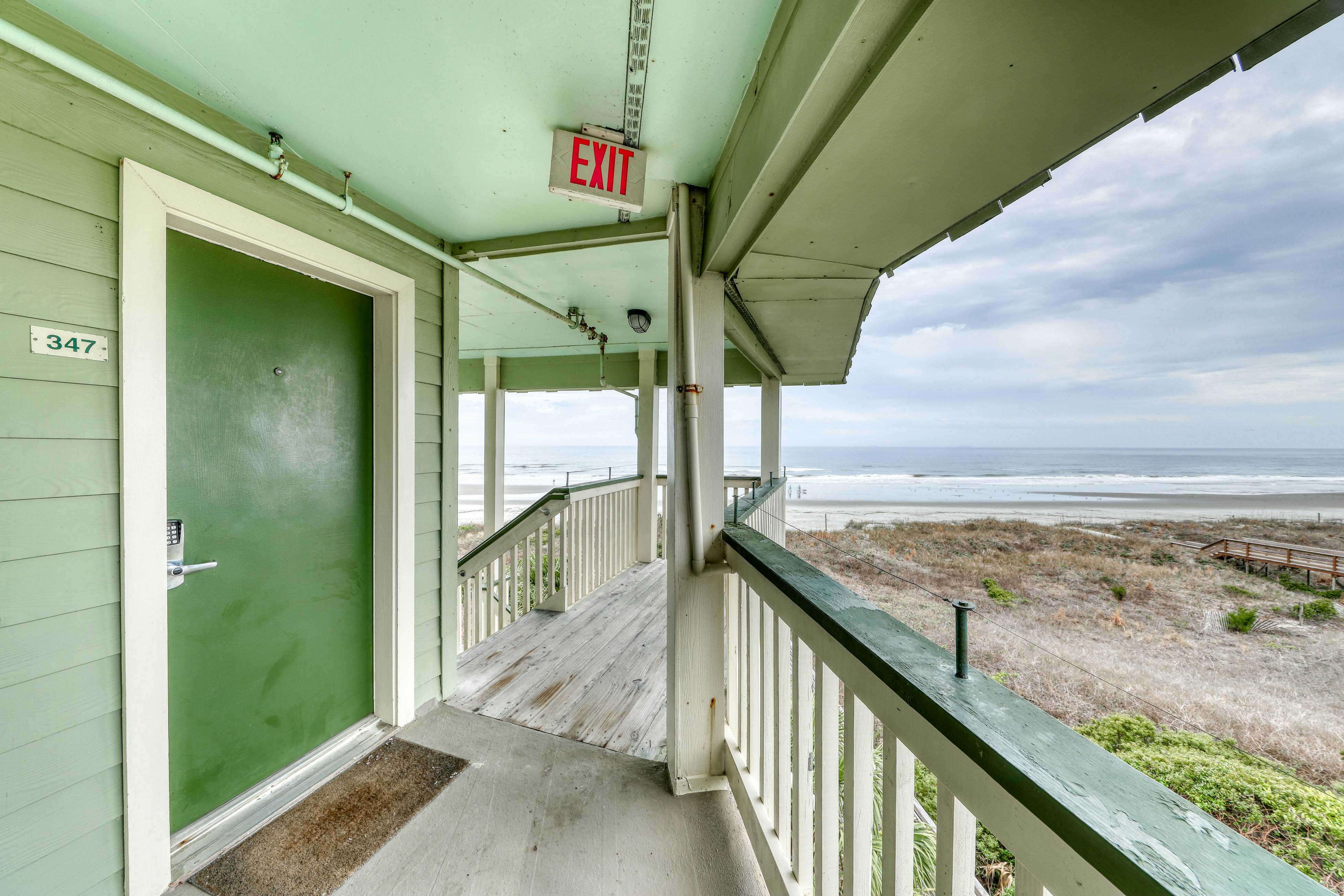 Oceanfront corner condo w/ spectacular view & shared pool/fishing pier
