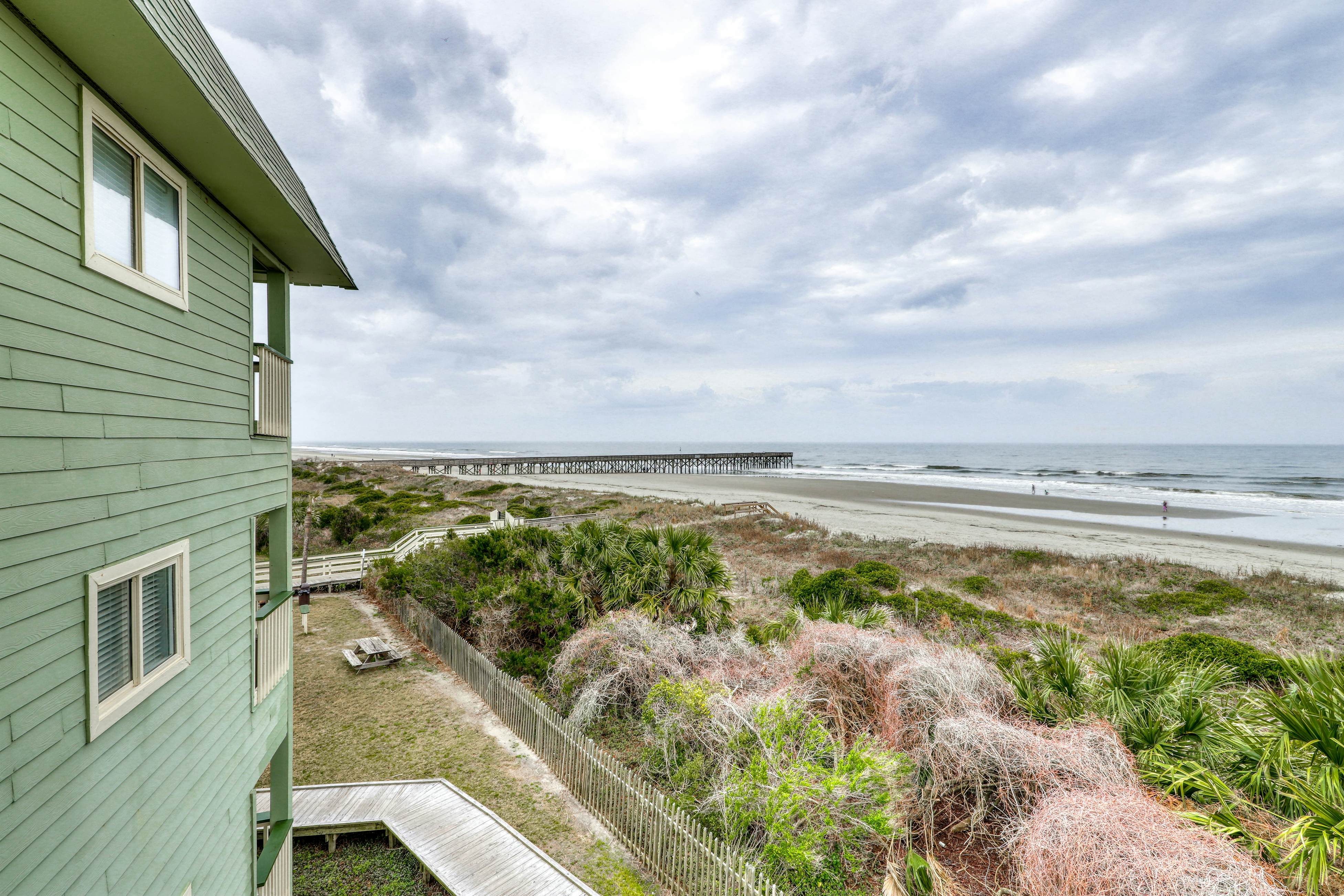 Oceanfront corner condo w/ spectacular view & shared pool/fishing pier