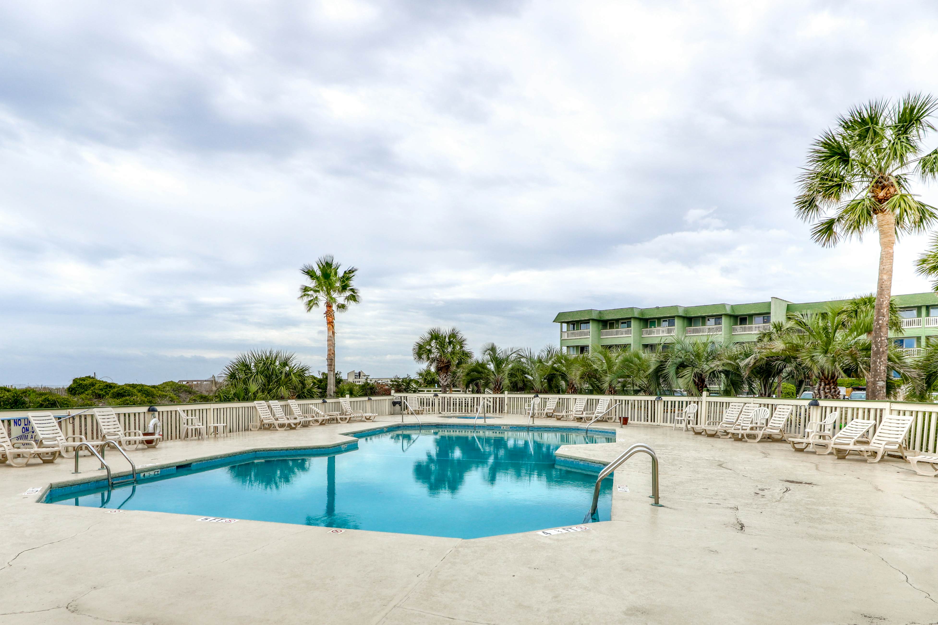 Oceanfront corner condo w/ spectacular view & shared pool/fishing pier
