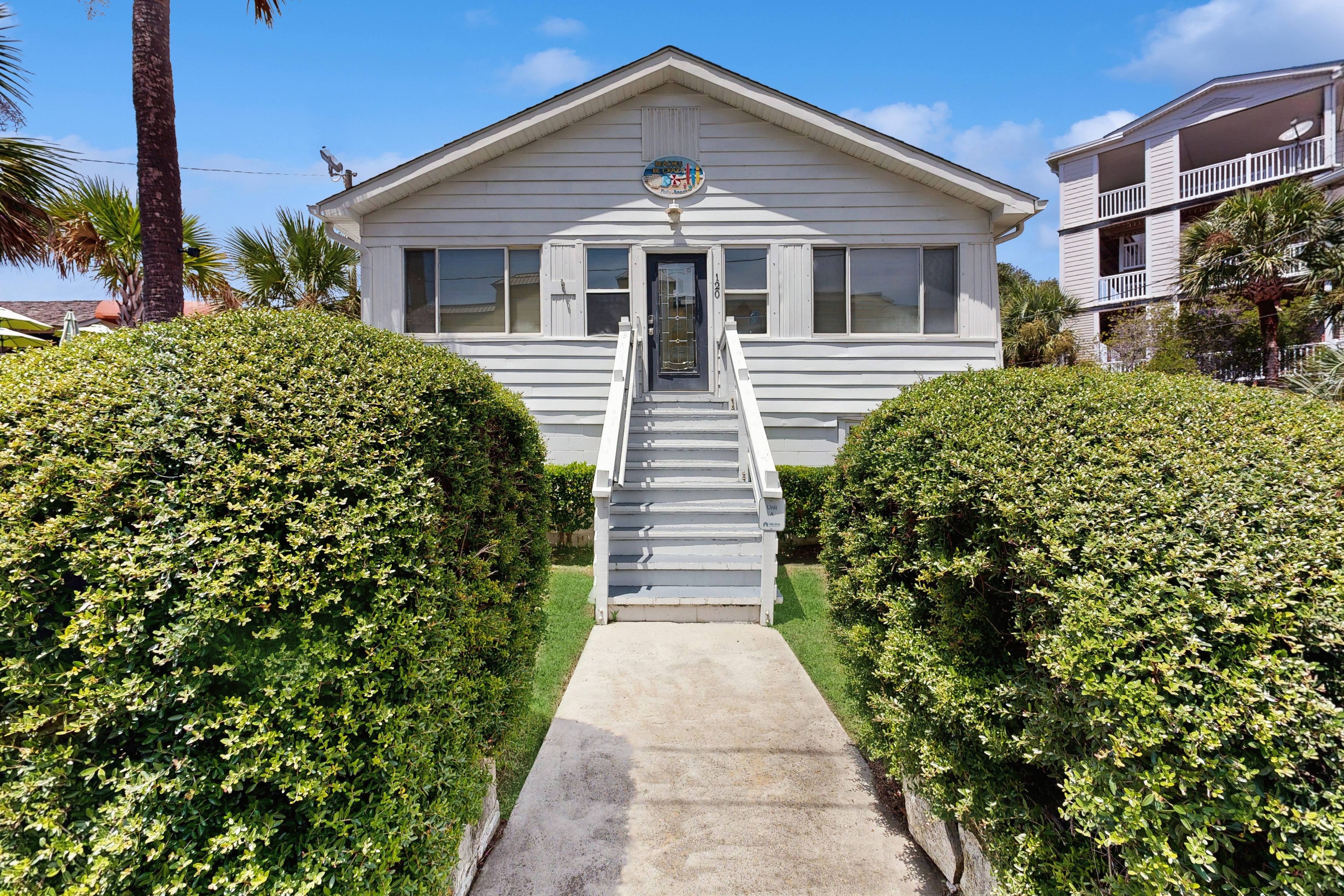 Cozy ground-floor home with  AC - walkable to beach, shops & restaurants