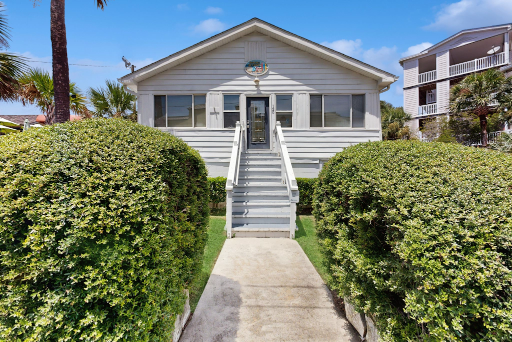 Cozy ground-floor home with AC - walkable to beach, shops & restaurants