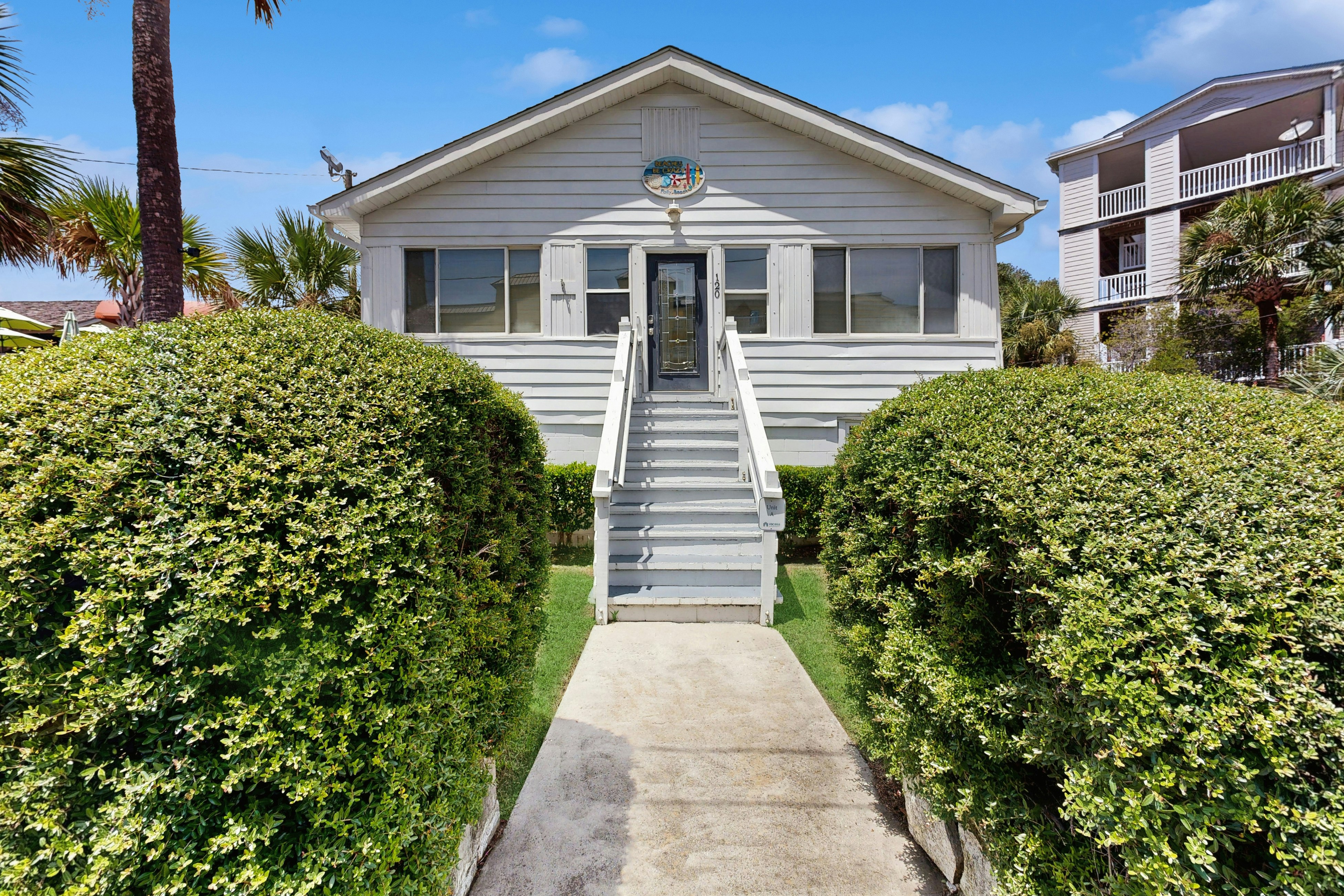 Cozy ground-floor home with  AC - walkable to beach, shops & restaurants