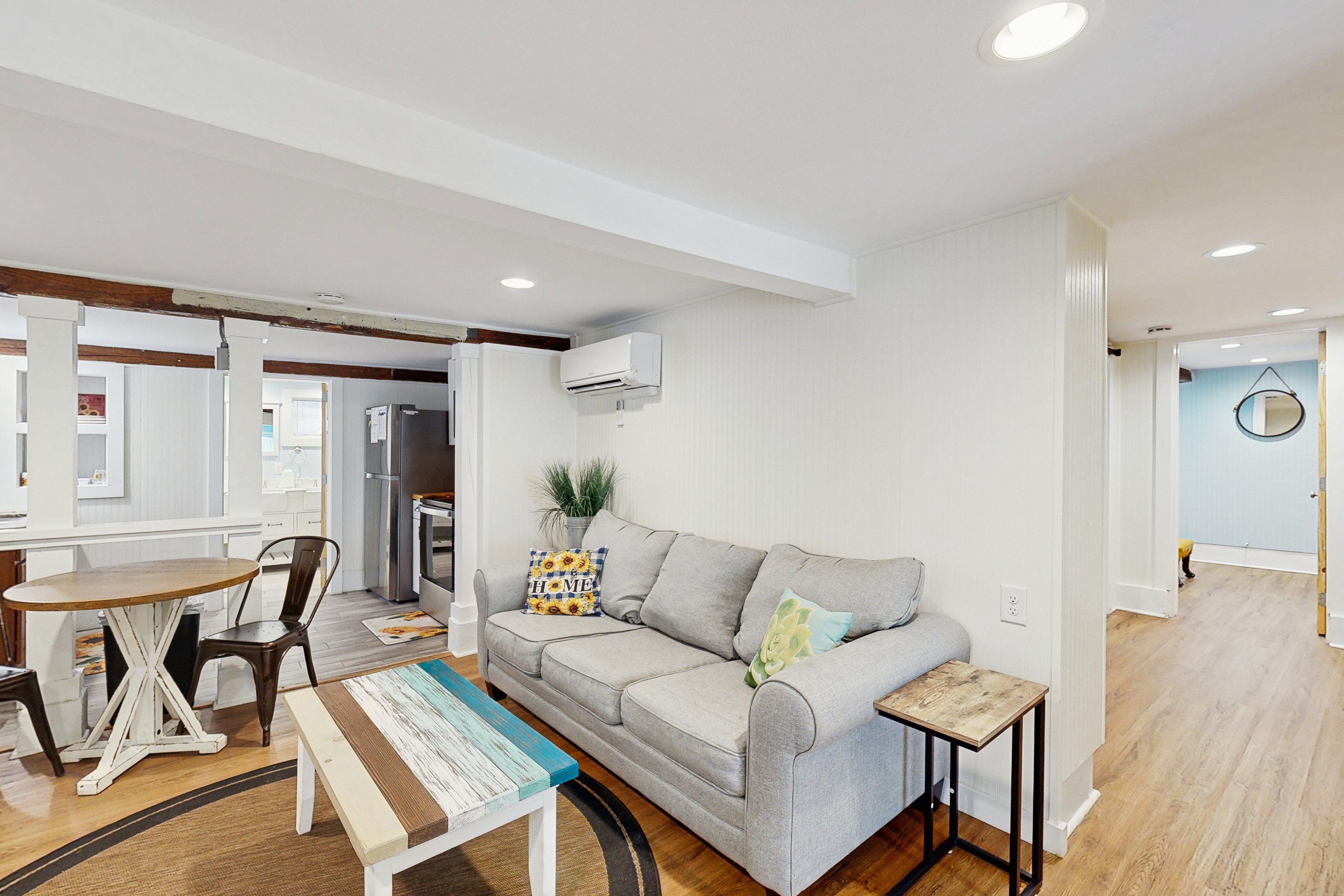 Cozy ground-floor home with  AC - walkable to beach, shops & restaurants