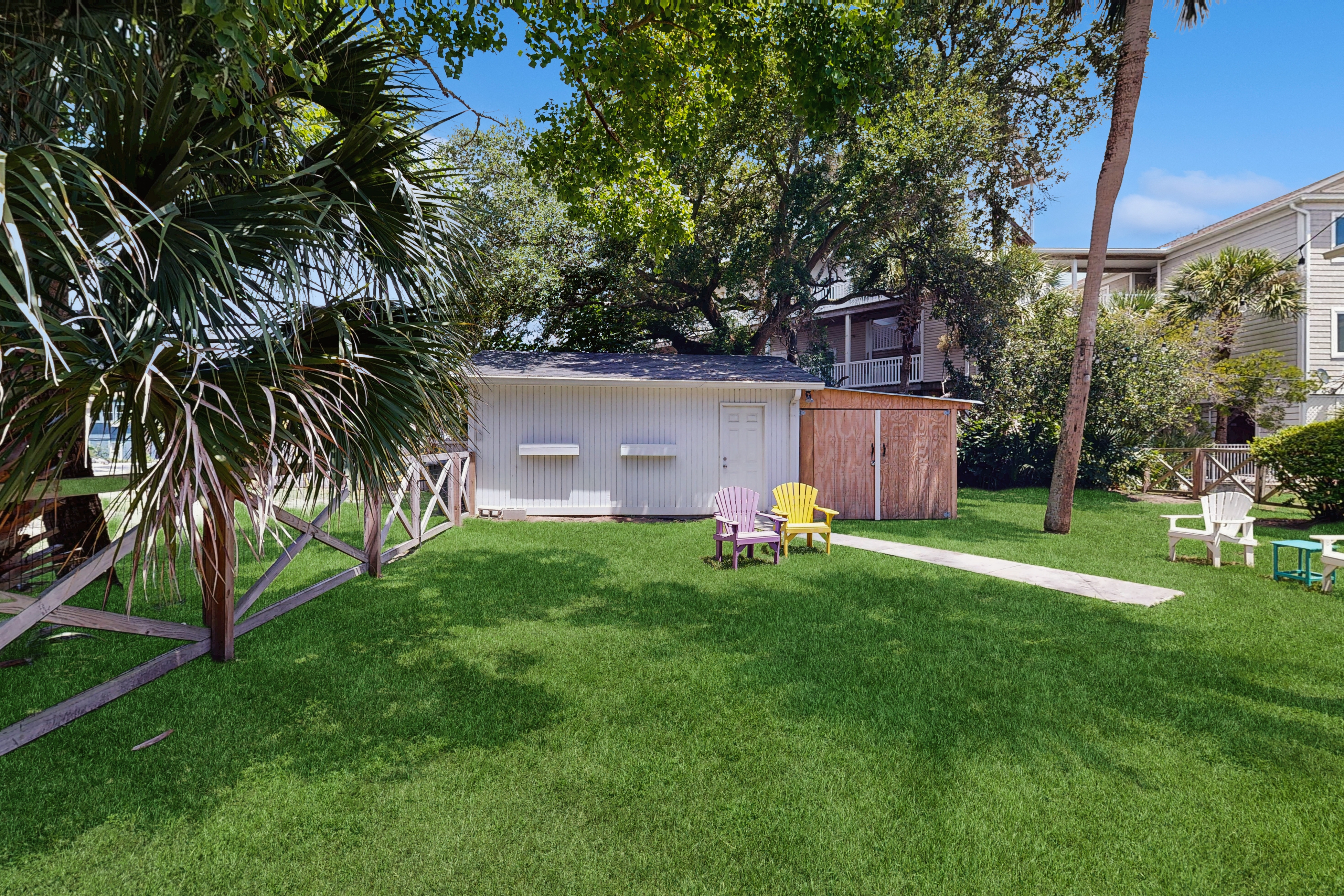 Cozy ground-floor home with  AC - walkable to beach, shops & restaurants