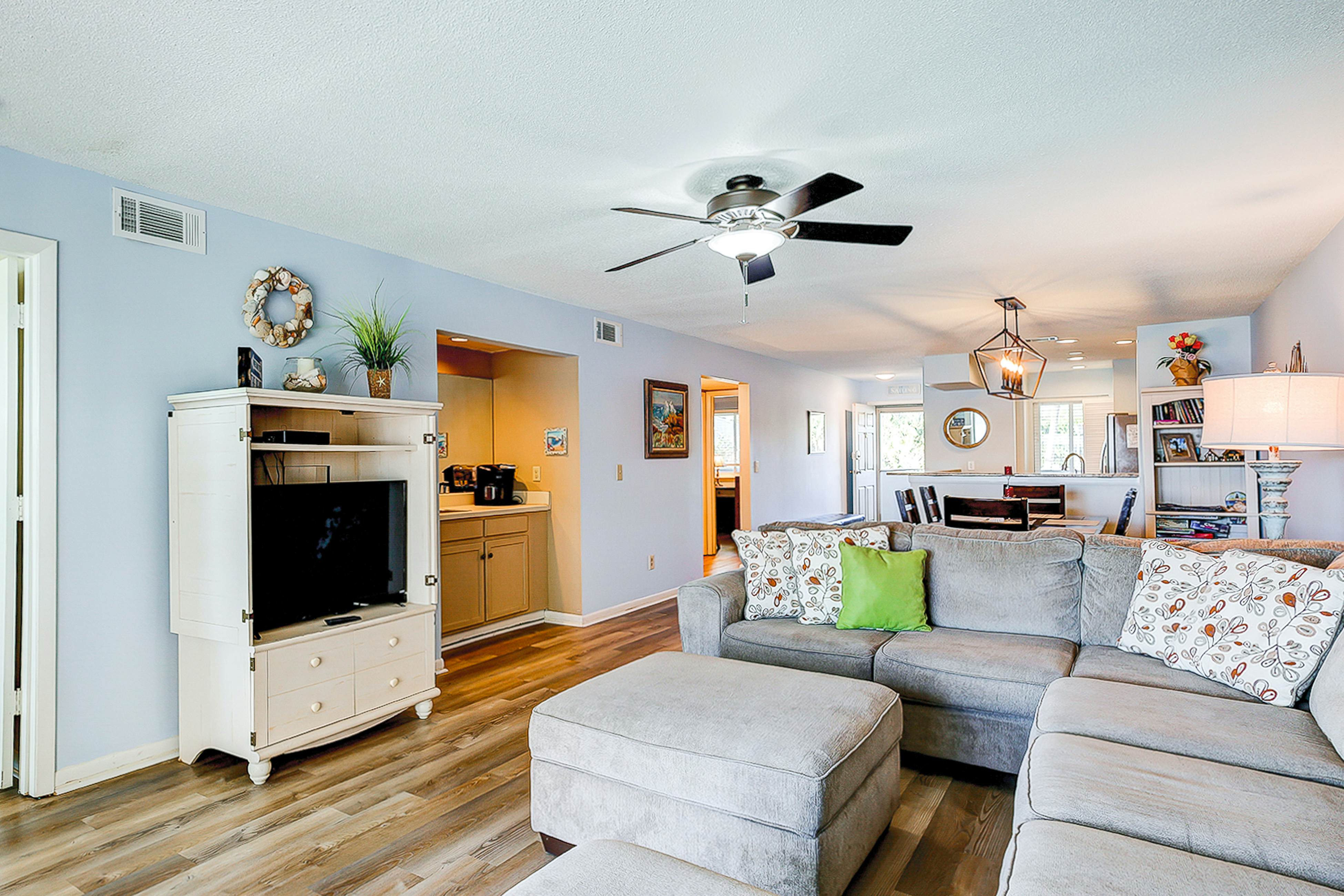 Riverfront condo with pool, 2 tennis courts, & screened porch - near beach