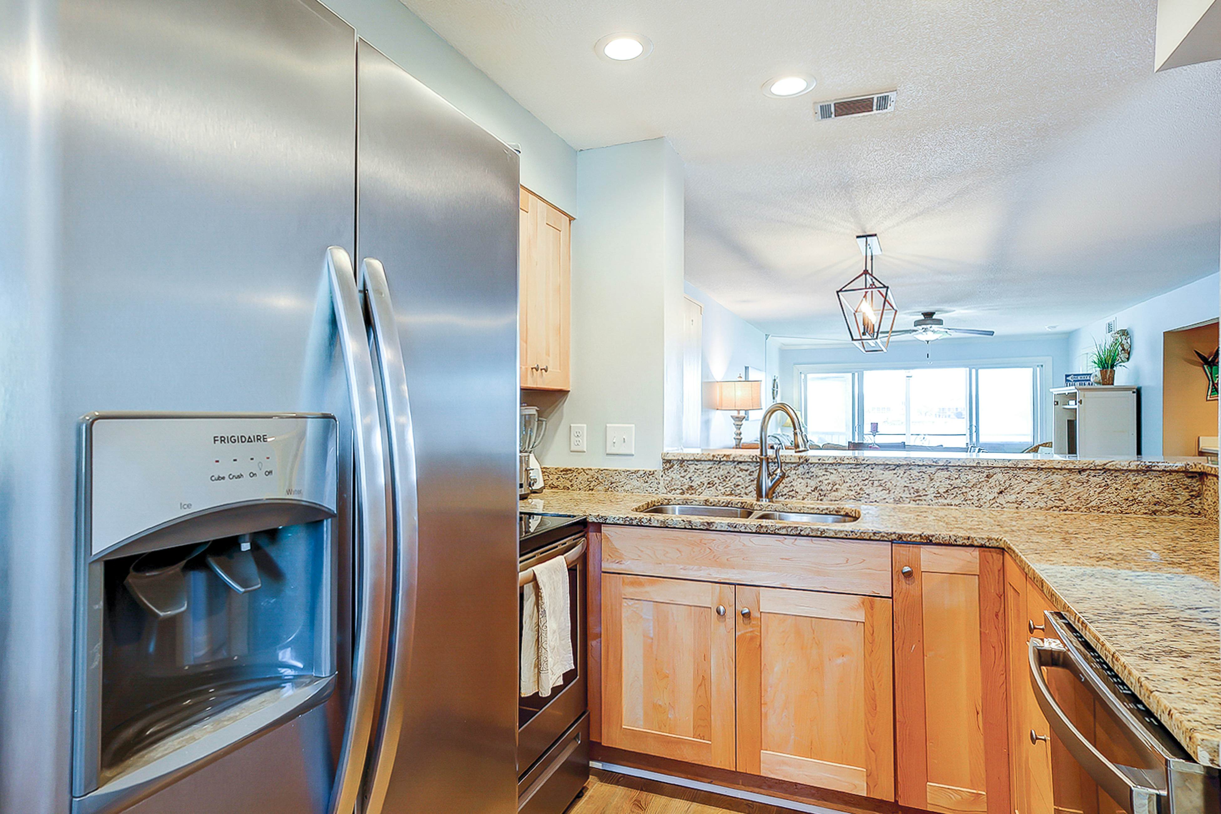 Riverfront condo with pool, 2 tennis courts, & screened porch - near beach