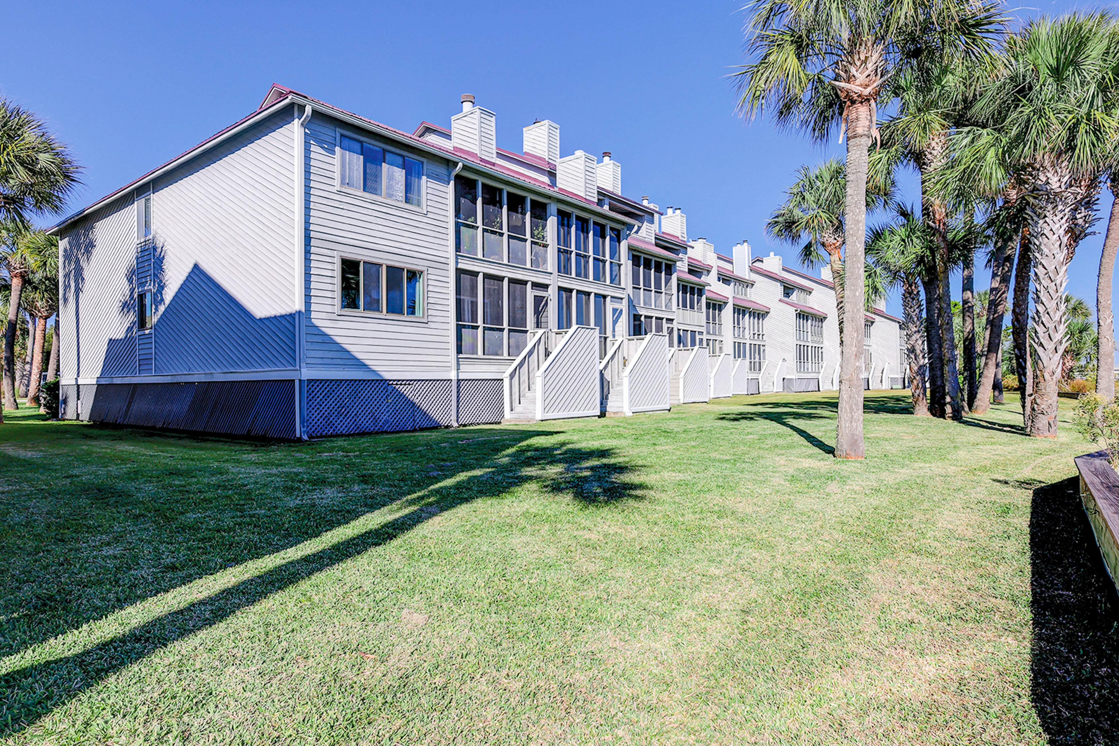 Riverfront condo with pool, 2 tennis courts, & screened porch - near beach
