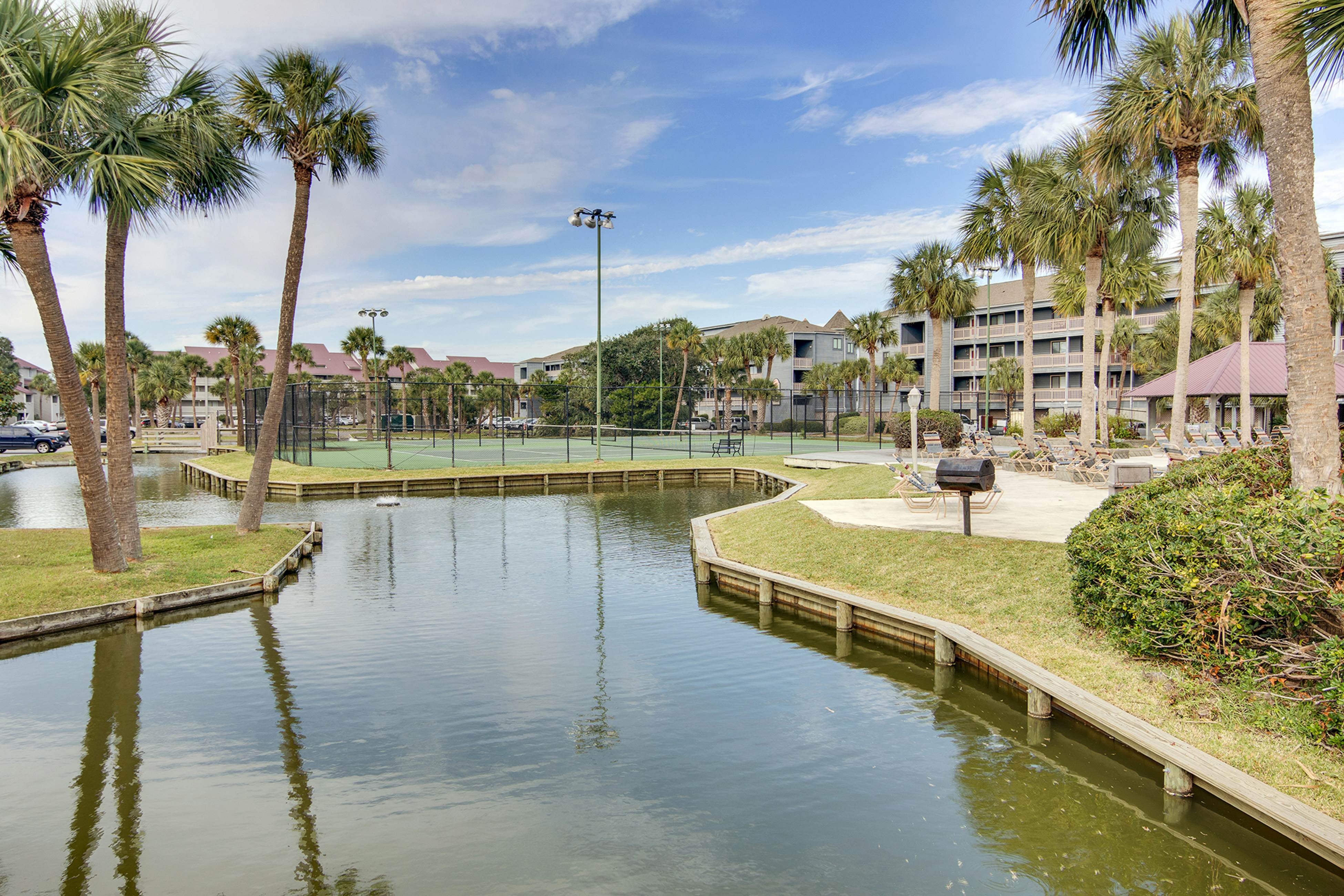 Riverfront condo with pool, 2 tennis courts, & screened porch - near beach
