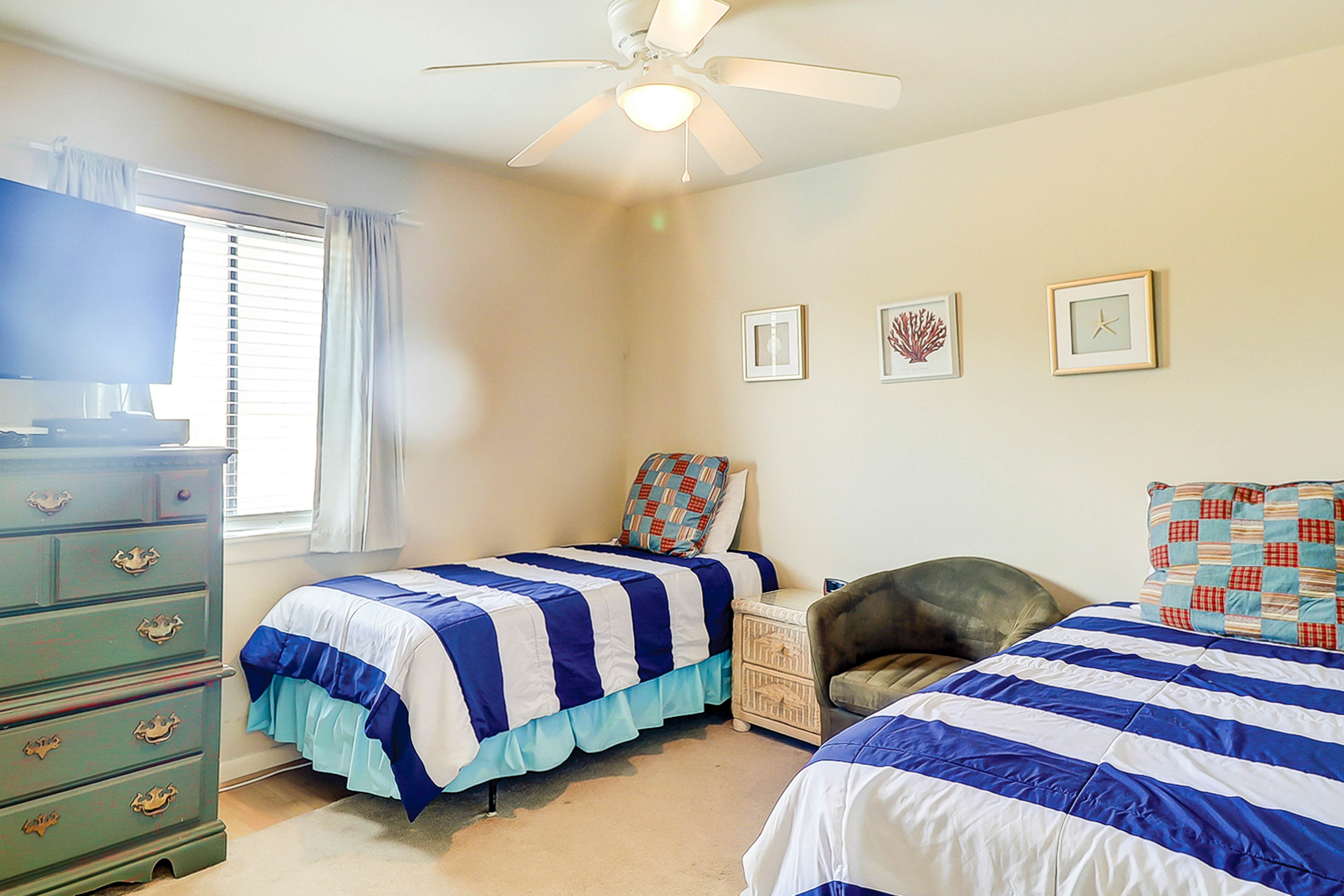 Lovely waterfront condo with balcony, central AC, & washer/dryer