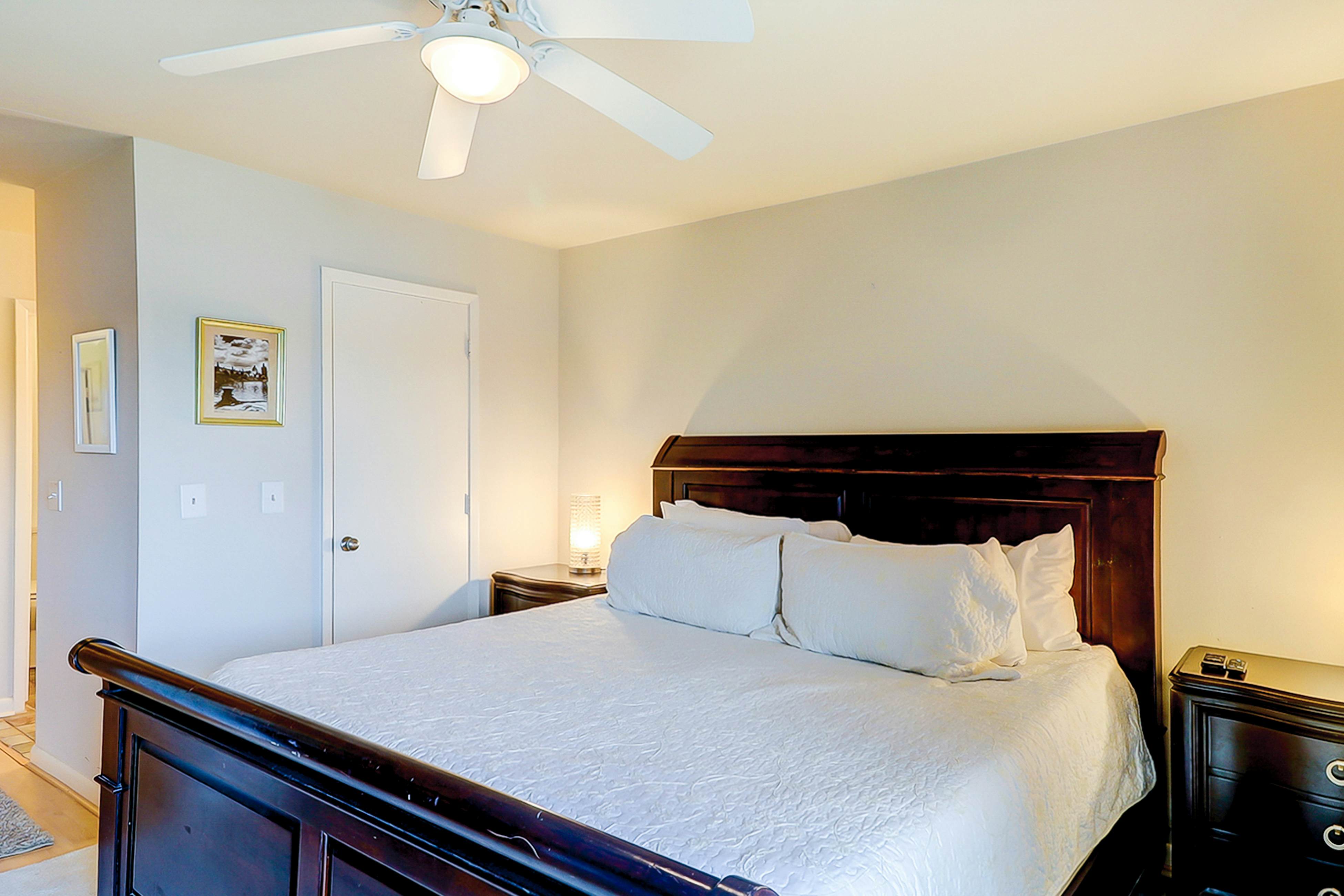 Lovely waterfront condo with balcony, central AC, & washer/dryer