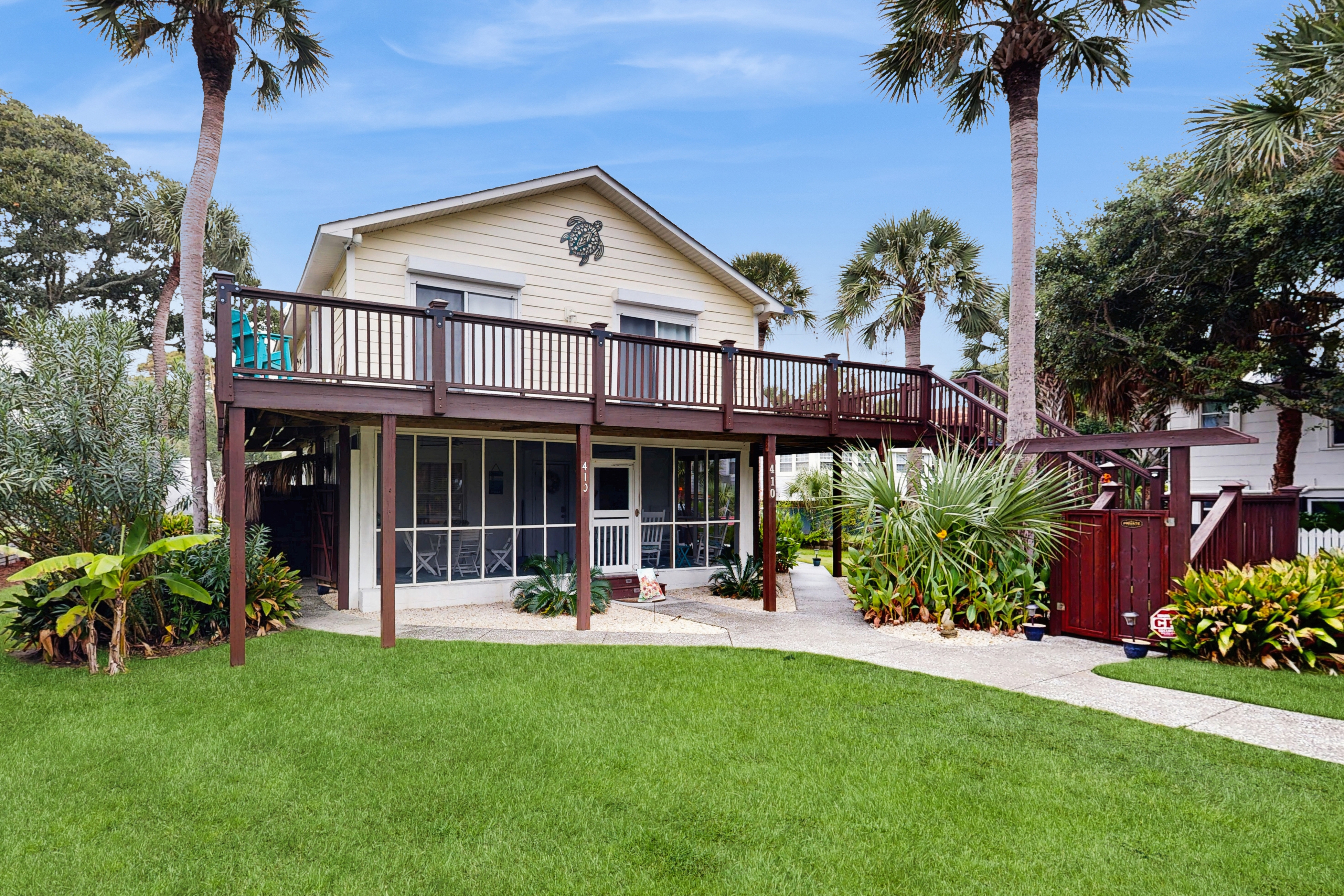 Ground-floor duplex steps to beach with screened porch & WiFi