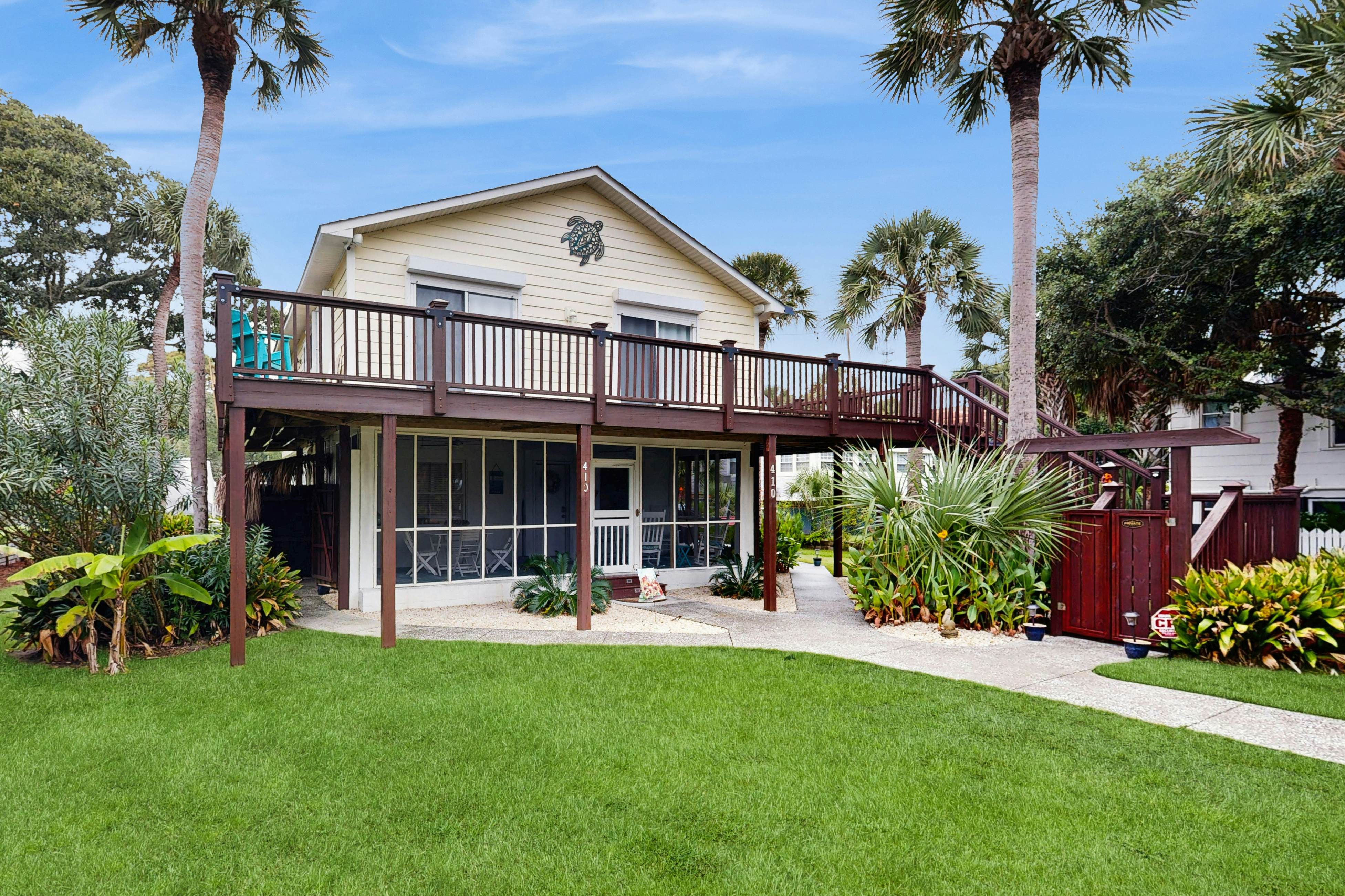 Ground-floor duplex steps to beach with screened porch & WiFi
