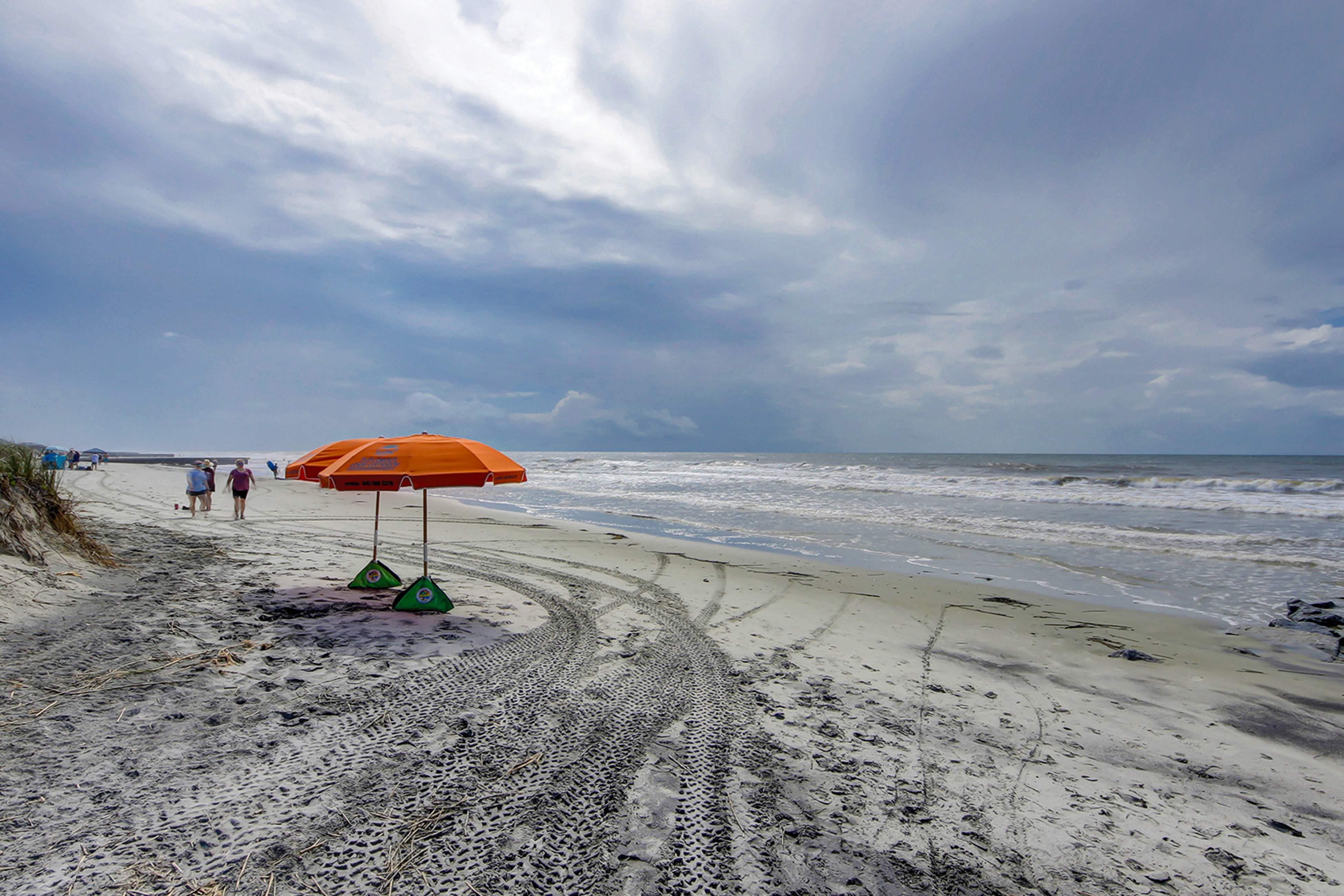 Ground-floor duplex steps to beach with screened porch & WiFi