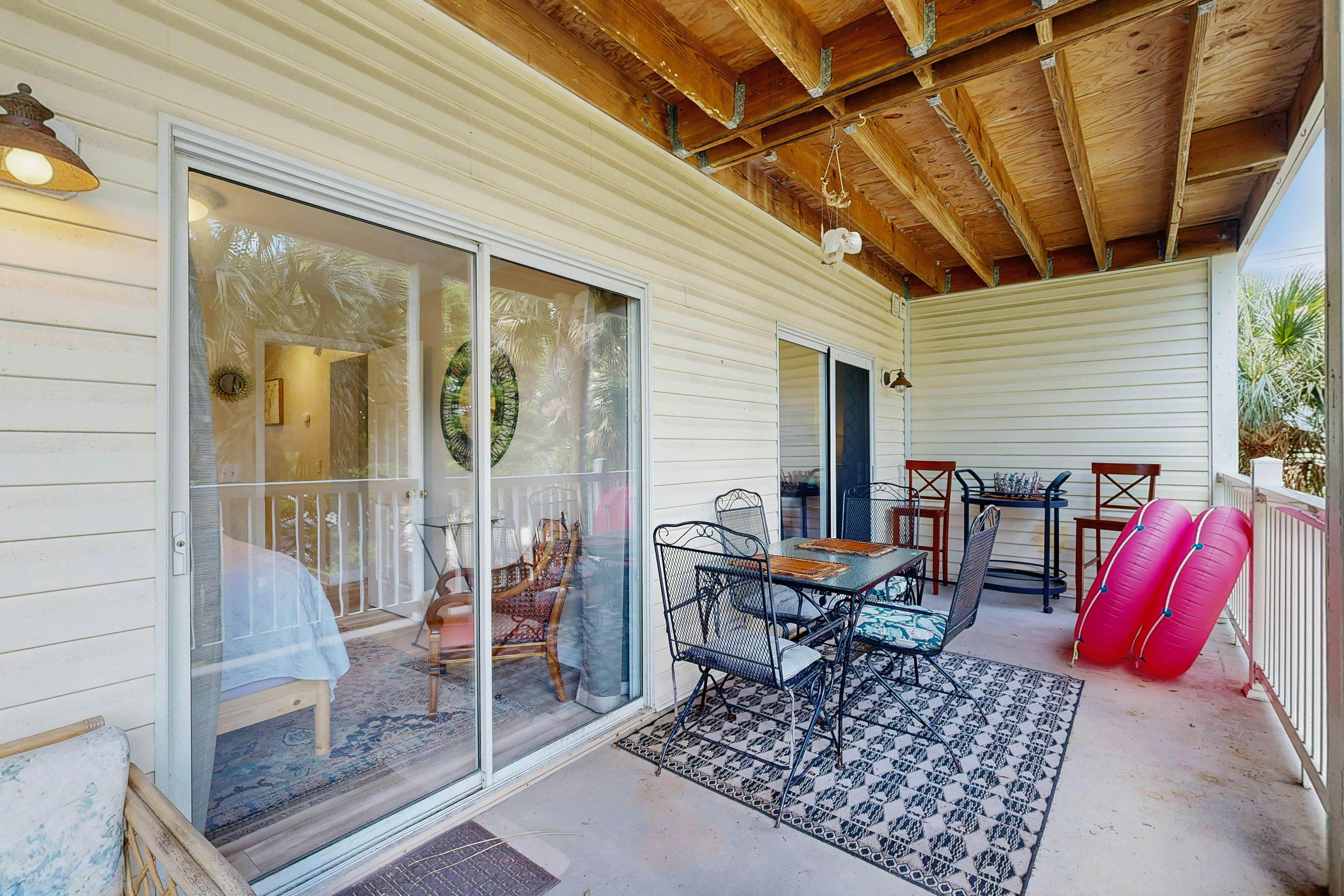 Lovely condo with marsh view, shaded balcony, central AC - 1 mile to Folly Beach