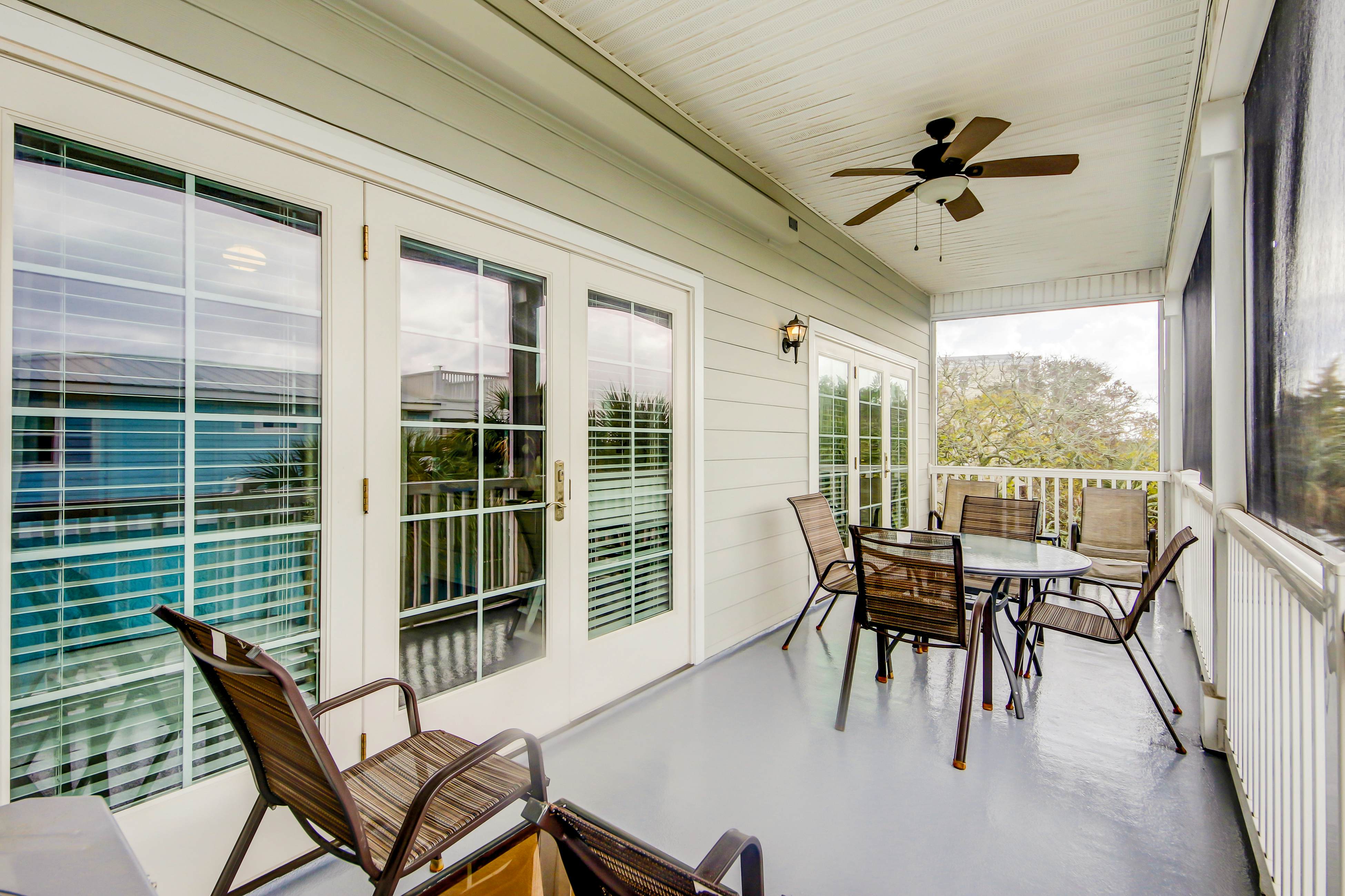 Fantastic condo with water-view, pool, balcony, central AC, & washer/dryer