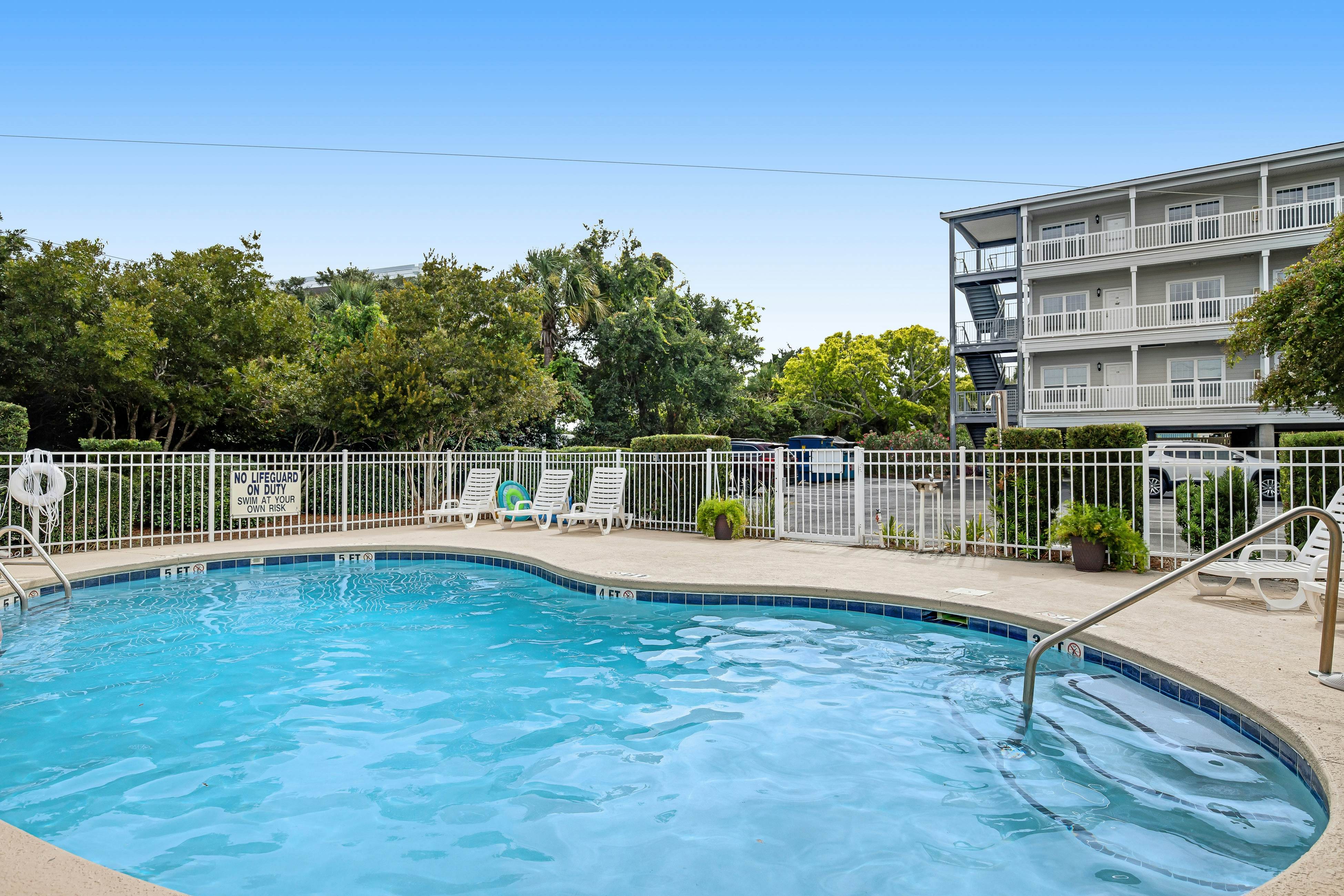 Fantastic condo with water-view, pool, balcony, central AC, & washer/dryer