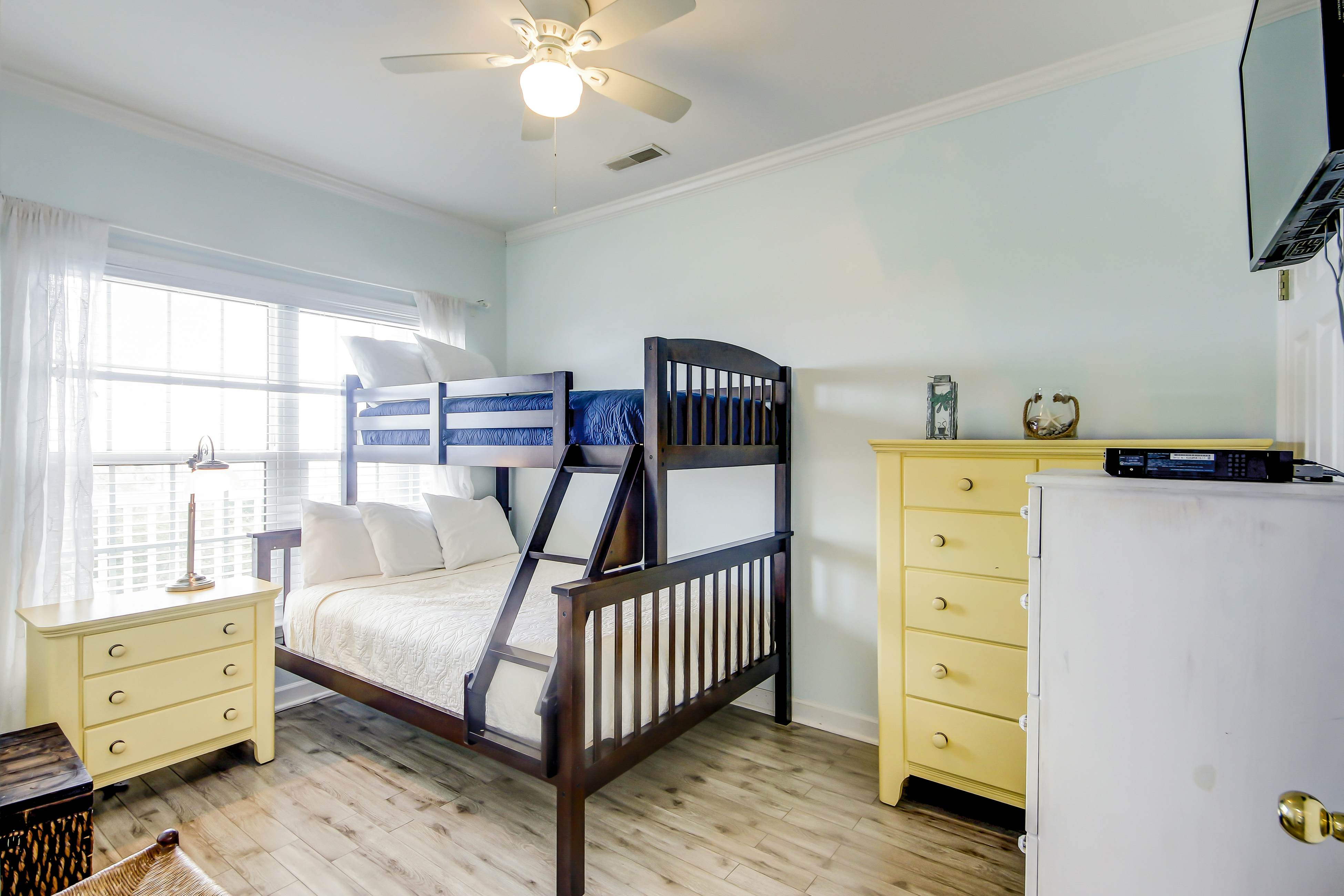 Fantastic condo with water-view, pool, balcony, central AC, & washer/dryer