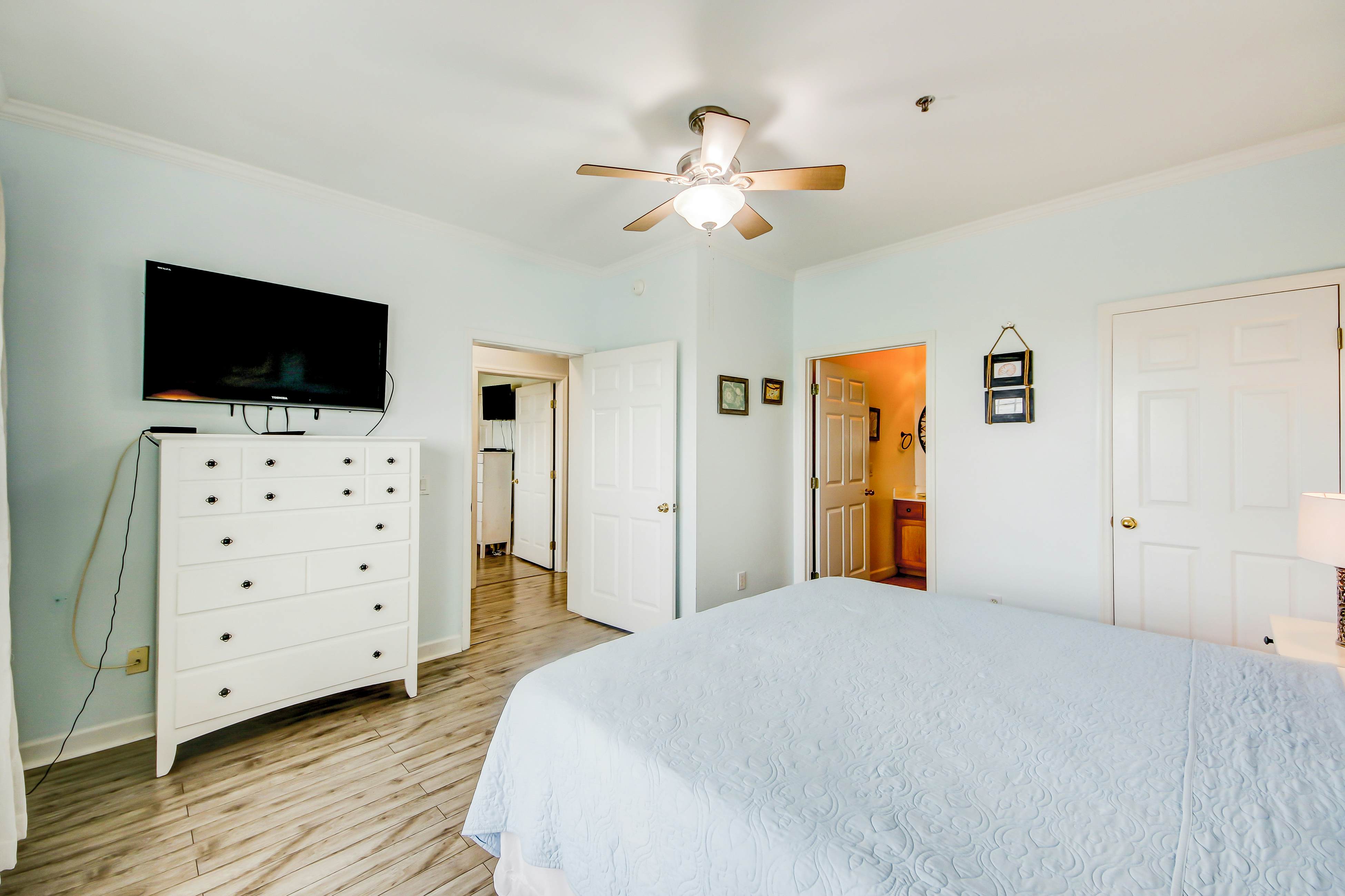 Fantastic condo with water-view, pool, balcony, central AC, & washer/dryer