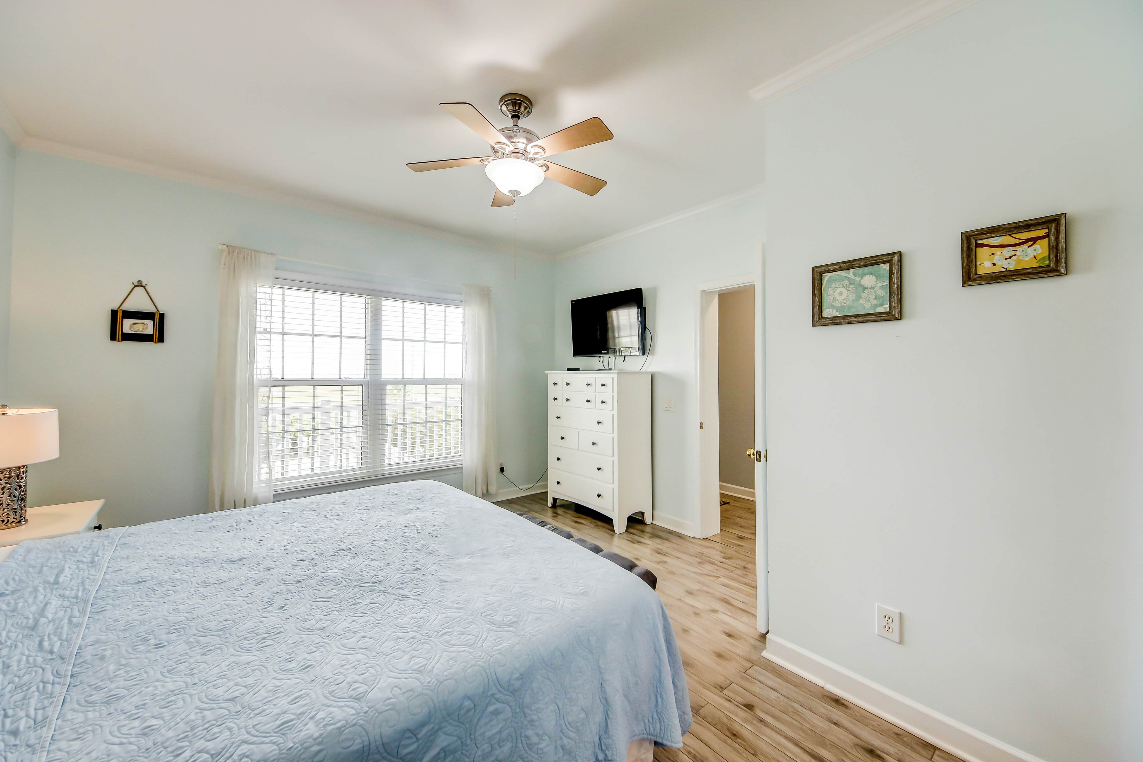 Fantastic condo with water-view, pool, balcony, central AC, & washer/dryer