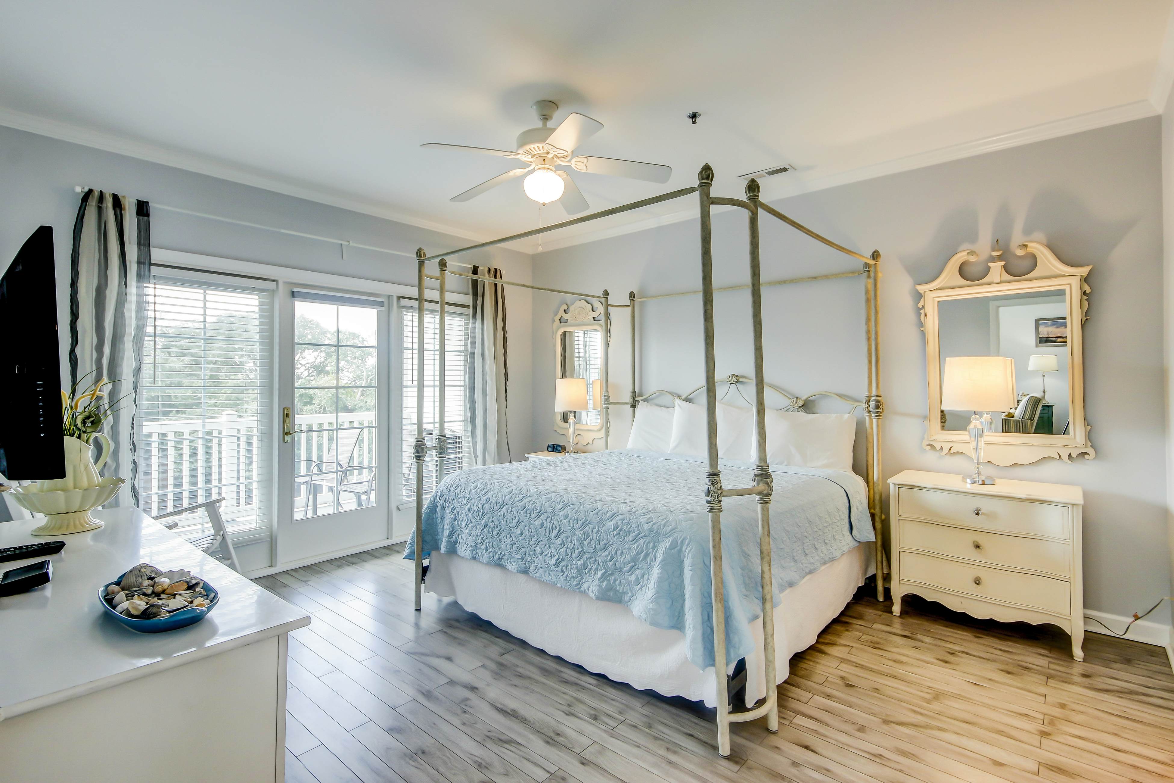 Fantastic condo with water-view, pool, balcony, central AC, & washer/dryer