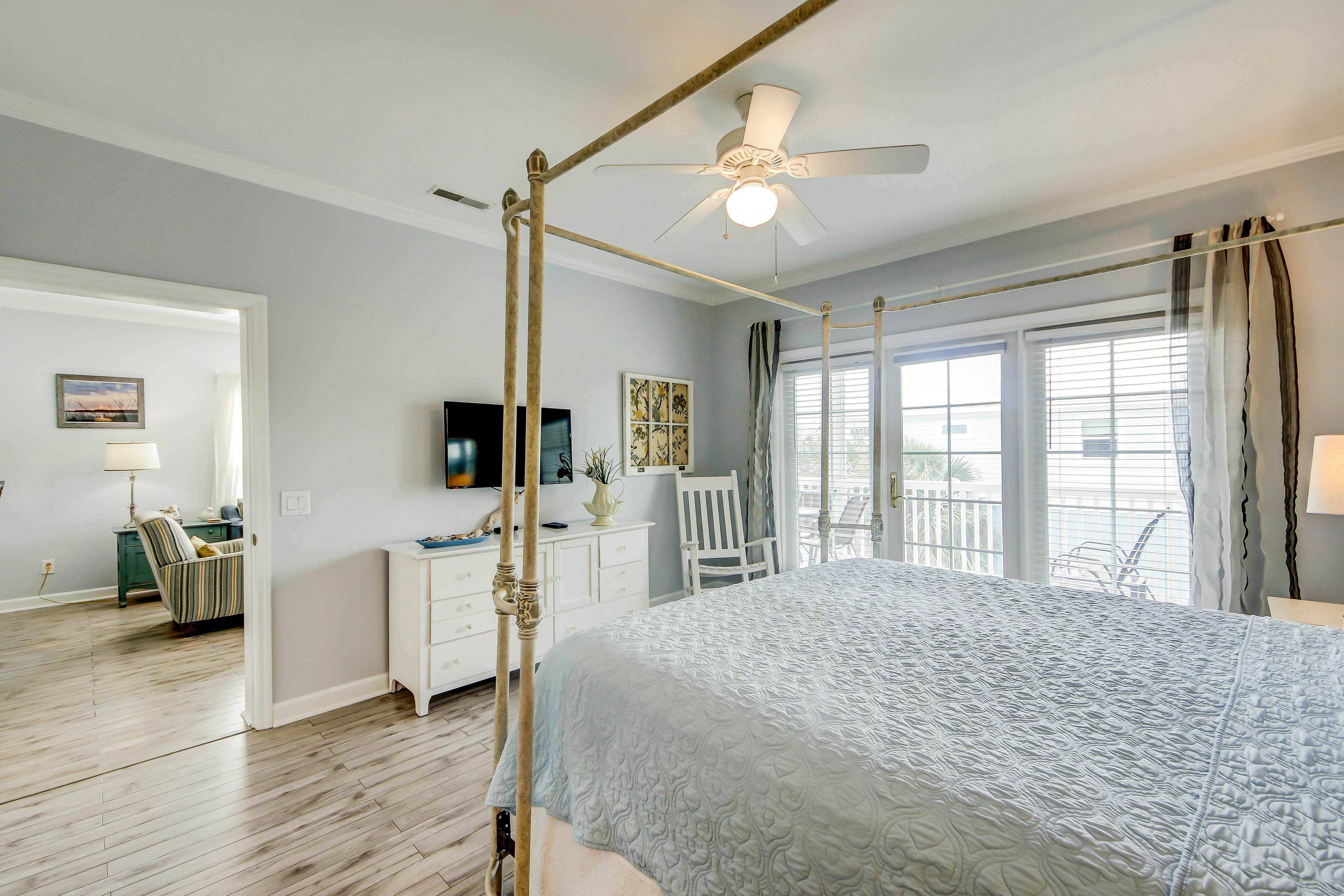 Fantastic condo with water-view, pool, balcony, central AC, & washer/dryer